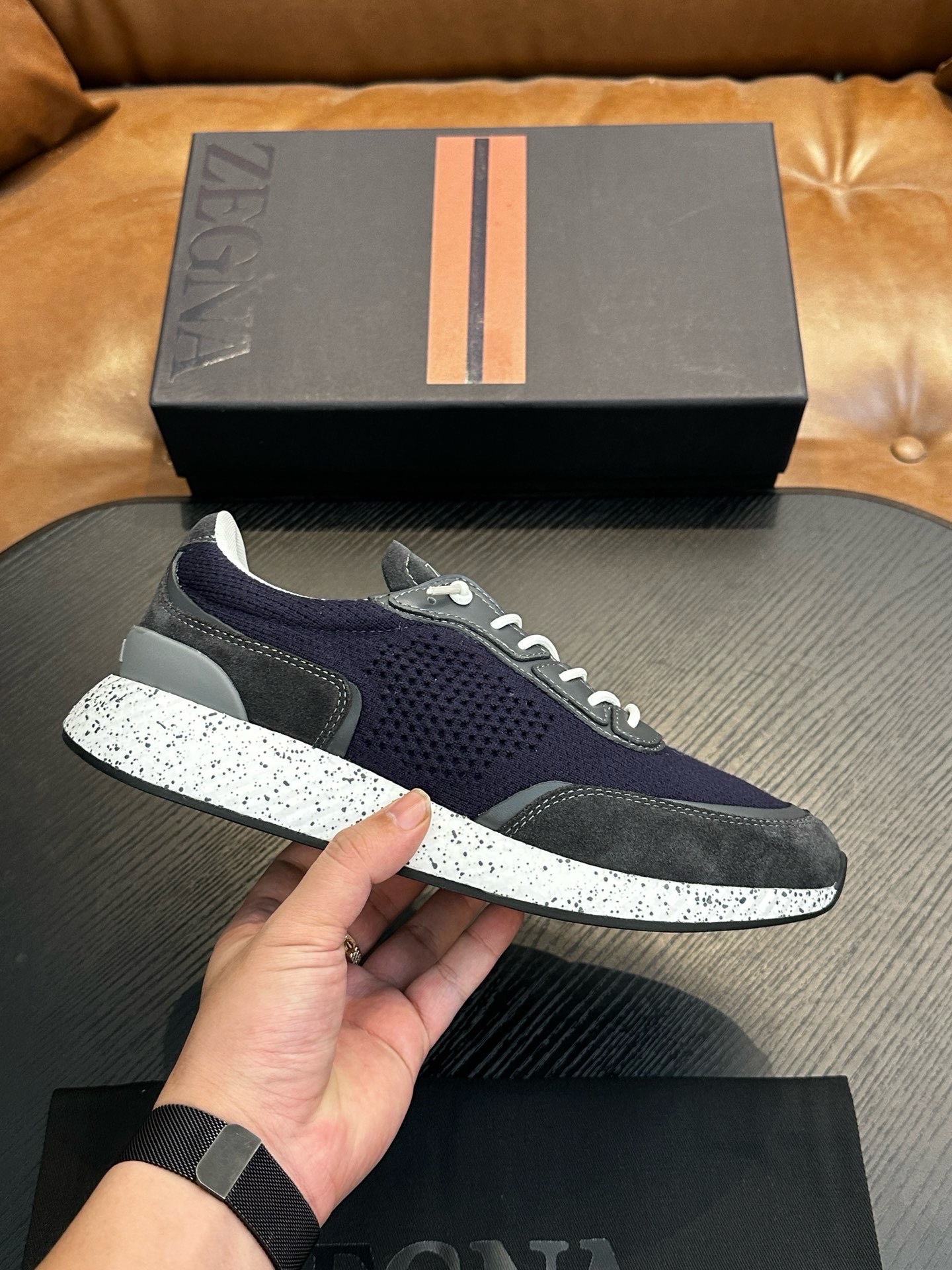 NO:620652,ZZegna/Zegna original order update Piuma means 'feather' in Italian, which fully demonstrates the unique style of Z Zegna urban running shoes. It represents a young and fashionable style. It is designed for modern men who pursue a novel combination of quality and style. It has always focused on proportion and shape, and uses them to create elegant designs. ZZegna provides original designs, combined with innovative fabrics, and uses high-tech design solutions. TECHMERINO SOCK 2.0  Slip-on sneakers cleverly combine classic heritage and innovative concepts. The design is simple and neat, using a new knitted sock-style upper and extra light outsole design, making this sneaker as light as a running shoe. This slip-on sneaker is machine washable, stylish and dynamic, durable, with excellent friction, shock absorption and moderate support, comfortable and high-performance. Materials and care: TECHMERINO wool; TPU TECHMERINO  All products in the series are made of TECHMERINO fabric, which is woven from ultra-fine Merino wool with advanced technology. This fabric is inherently good in performance, has excellent thermal regulation and breathability, and is close-fitting and comfortable, making the TECHMERINO series an ideal choice for sports and leisure. Made of Techmerino wool, with tonal suede trim, elasticated laces and lightweight Phylon rubber outsole, it is easy to put on and take off, and is comfortable to wear. Suede trim  Techmerino wool upper Z Zegna logo on tongue Shockproof Phylon rubber sole Grooved outsole pattern Size 39-40-41-42-43-44 (38.45 custom-made), Zegna casual shoes, zegna, sneakers, chamois leather19860909ZZegna/杰尼亚原单更新 Piuma 在意大利语中指“羽毛”,充分彰显 Z Zegna 都市跑鞋的别样风范.代表的是年轻、时尚的风格.是专为追求品质和款式之新奇组合的现代男士而设计的.一直专注于比例和形状,通过它们来创造优雅的设计.ZZegna提供原创设计,并与创新面料相结合,利用高科技解决设计方案. TECHMERINO SOCK 2.0 套穿运动鞋巧妙结合经典传承与创新理念.设计简约利落,采用新款针织袜式鞋面和 extra light 外底设计,令这款运动鞋如跑鞋般轻便 这款套穿运动鞋可机洗,风格时尚动感,经久耐穿,具备出众的摩擦力、减震效果和适度支撑,舒适不凡且性能优异. 材质与护理:TECHMERINO 羊毛；TPU TECHMERINO 系列所有产品均选用以超细美利奴羊毛经先进技术工艺织就的 TECHMERINO 面料.此款面料生来就有着良好性能,具有出色的热调节性和透气性,贴身舒适,使 TECHMERINO 系列成为运动休闲的理想之选.Techmerino 羊毛制成,带同色调麂皮饰边,搭配松紧系带和轻盈的 Phylon 橡胶外底,穿脱轻松便捷,穿着舒适不凡. 麂皮饰边 Techmerino 羊毛鞋面 鞋舌饰有 Z Zegna 标识 防震 Phylon 橡胶鞋底 沟纹外底图案 尺码39-40-41-42-43-44（38.45订做）,杰尼亚 休闲鞋,zegna,sneakers,chamois leather,Men's shoes