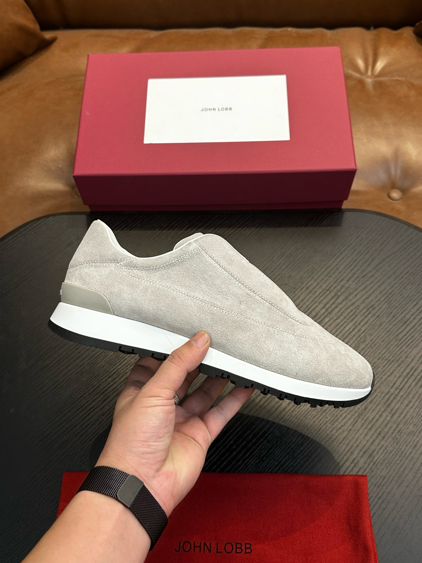 NO:620672,JOHN LOBB's new men's business leather shoes. Exclusively produced in Guangdong. Available in stock in seconds!  This business leather shoe adopts Derby shoe type. The upper is made of imported calfskin. It has hand-rubbed details. The leather is fine and translucent. It has a wedge-shaped toe and double stitching to outline the sharp upper lines. There is a slit in the center.  The head is rounded and connected, with a genuine leather outsole and leather embedded with rubber trim, which is non-slip and wear-resistant. The protruding welt fits the trendy style. The calfskin and embossed logo feet make the upper foot soft, comfortable and breathable. The style is classic and durable, and full of business style!  Comes with original box and dust bag!  Size 39-40-41-42-43 -44 standard leather shoe size,,cowhide,Leather soles19860909JOHN LOBB新款男士商务皮鞋 莞产独家猛货,现货秒发！ 这款商务皮鞋采用德比鞋型,鞋面采用进口小牛皮重工打造,手工擦色工艺细节,皮质细腻、光泽透亮,楔型鞋头,双缝线勾勒棱角分明的鞋帮线条,中央设有开叉,鞋头圆润衔接处理,搭配真皮大底皮革嵌入橡胶饰片,防滑耐磨,外突沿条契合潮流风范.本蒅小牛皮及压纹徽标垫脚,上脚柔软舒适透气,款式经典耐看,商务范十足！配原盒包装防尘袋！ 码数39-40-41-42-43 -44标准皮鞋码,,cowhide,Leather soles,Men's shoes