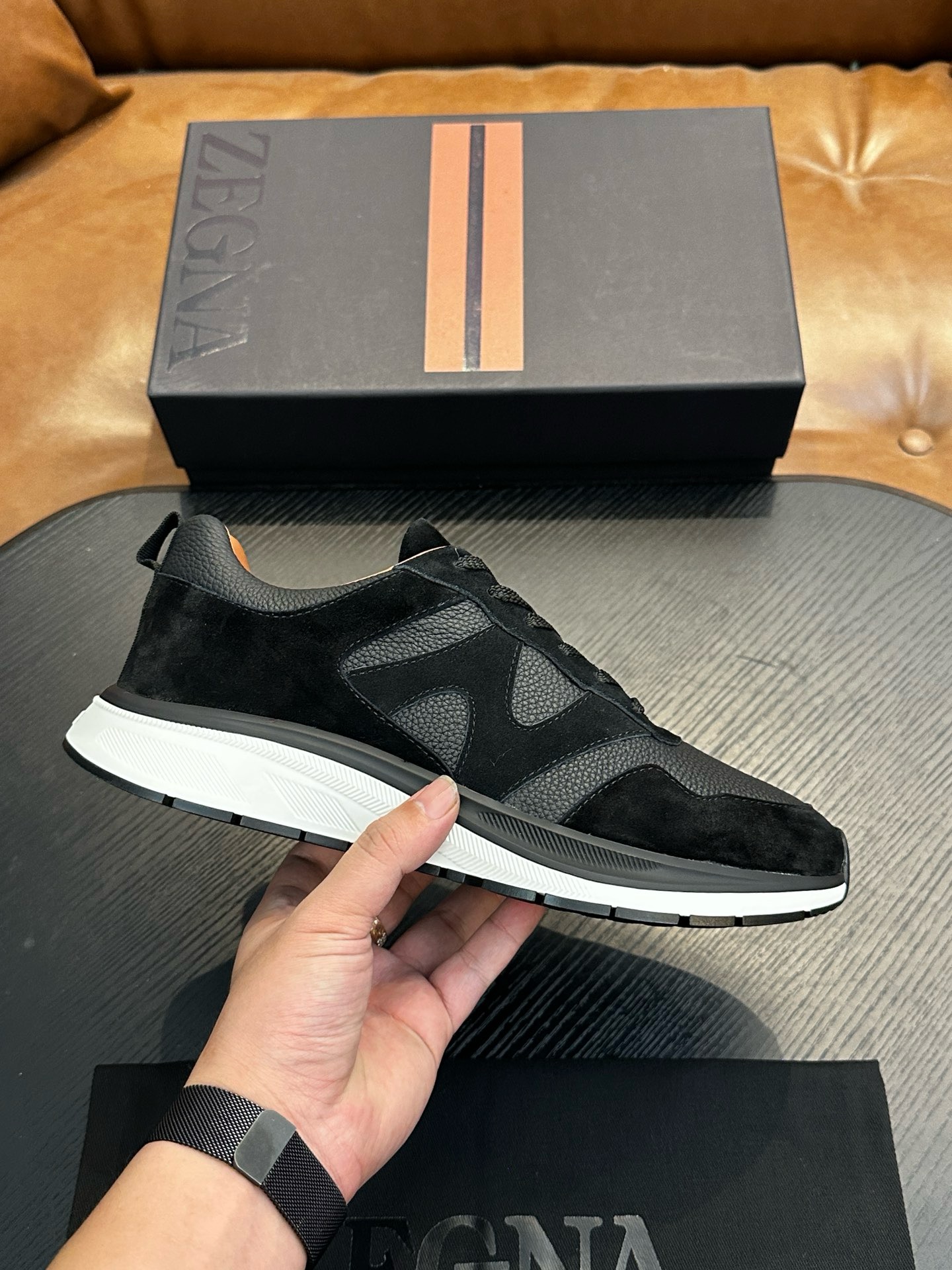 NO:620677,ZEGNA men's shoes men's sports shoes!  Luxurious casual shoes, the latest catwalk models are synchronized with the official website!  PRODUCT INFORMATIONMONTE (MN·TE) means 'mountain' in Italian. It is inspired by the tree-lined trails in the Zegna oasis. The TRIPLE STITCHT Monte luxury casual shoes are aimed at hiking and are a good companion for travel at any time of the year. The shoes adopt a versatile low-top style, embellished with triple-cross details inspired by the hand-stitching of Zegna jackets, and are equipped with innovations that can provide greater friction during outdoor activities!  Ermenegildo Zegna's famous tailoring series hand-made triple stitching design, diamond-shaped punching on the upper, better breathability, strong grip, ensuring safety. The fabric is made of high-quality Lapa cowhide, with fashionable splicing. The combination of lightweight foam and Vibrate special rubber sole is light on the foot without being bulky. The outsole is equipped with anti-slip sheets, which are cold-resistant, non-slip and have strong grip!  Suitable for daily wear, sports, hiking and outdoor use!  Leather shoe size: 39/40/41/42/43/44/45 (46.47 can be customized) original box packaging + dust bag, Zegna casual shoes, zegna, sneakers, jackets & coats, cowhide19860909ZEGNA杰尼亚男鞋男士运动鞋！奢华休闲鞋 最新走秀款官网同步！ PRODUCT INFORMATIONMONTE (MN·TE)在意大利语中意为“高山”.其灵感源自杰尼亚绿洲中的林荫小径.TRIPLE STITCHT Monte奢华休闲鞋以徒步旅行为目标,是全年之内任何时节外出旅行时的良伴.鞋履采用百搭的低帮款式,点缀灵感源自杰尼亚夹克手工缝线的三交叉细节,同时配备能够在户外活动时提供更大摩擦力的创新！ 杰尼亚著名精裁系列手工三重缝线设计,鞋面菱形冲孔,透气性能更佳良好,强大的抓地力,确保安全性.面料采用优质拉帕牛皮,拼接时尚潮流.轻质发泡和Vibrate专用橡胶底组合,上脚轻便不显笨重,大底底掌加用防滑片,耐寒、防滑,抓地性强！适用于日常穿搭、运动徒步户外！ 皮鞋码数:39/40/41/42/43/44/45（46.47可以订做）原盒包装+防尘袋,杰尼亚 休闲鞋,zegna,sneakers,jackets & coats,cowhide,Men's shoes