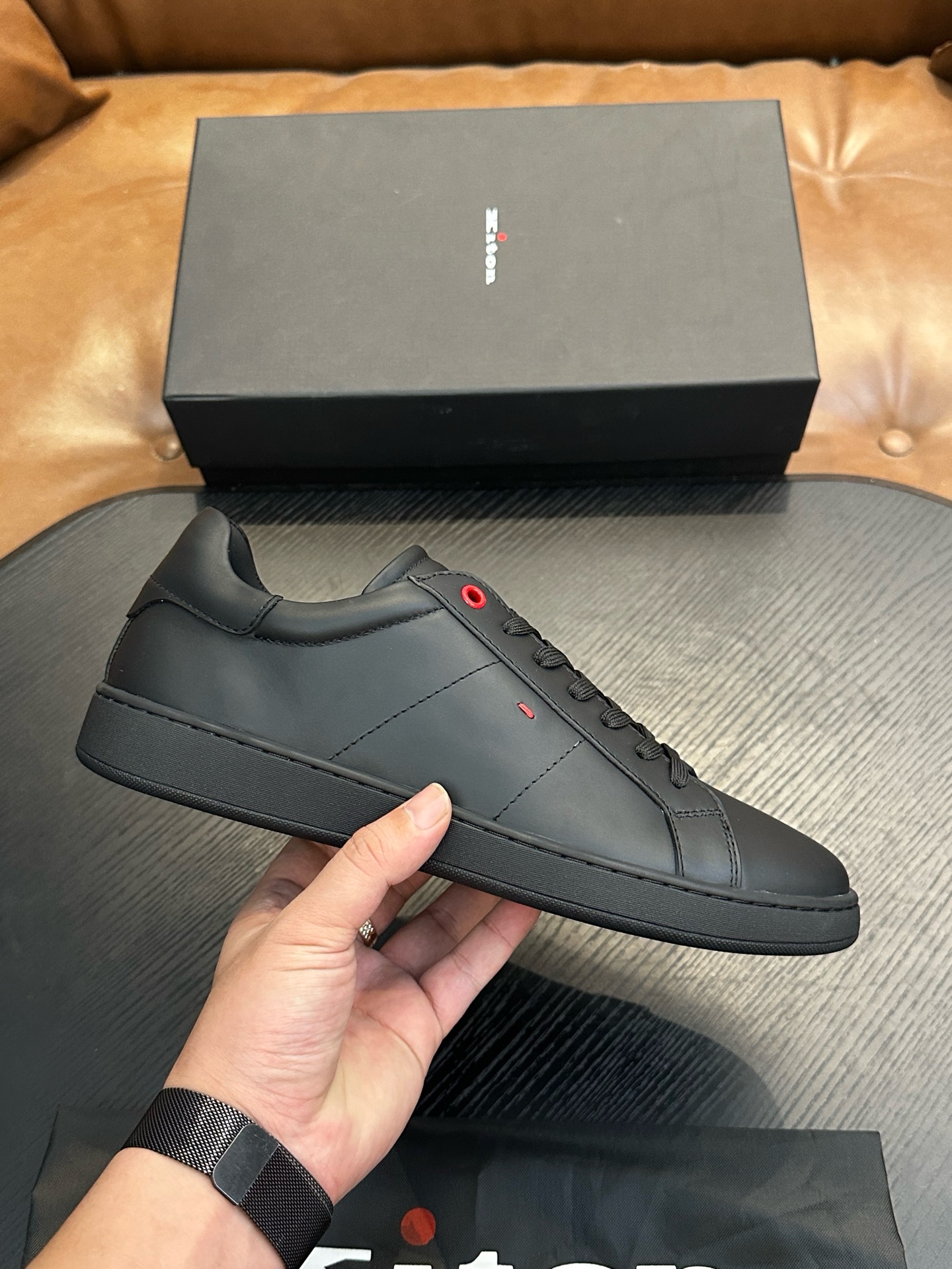 NO:620682,Kiton high-end luxury product, men's calfskin fabric sports shoes, the upper is made of calfskin, made with one-piece molding process, comfortable and breathable, the tongue has Kiton micro-marking, and the original outsole is 1:1, providing a comfortable foot feel!  Size39-44 (38 45 46 47 customized), Kiton casual shoes, sneakers, cowhide19860909Kiton高端奢品,男士小牛皮面料运动鞋,鞋面由小牛皮制成,一体成型工艺制作,舒适透气,鞋舌Kiton微标,原版大底1:1,提供舒适脚感！ Size39-44（38 45 46 47定做）,Kiton 休闲鞋,sneakers,cowhide,Men's shoes