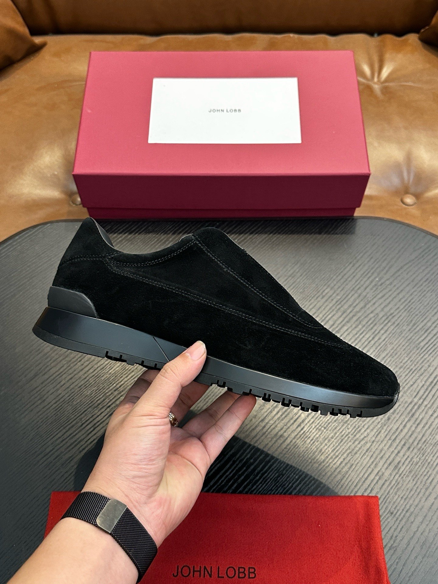 NO:620633,JOHN LOBB's new men's business leather shoes. Exclusively produced in Guangdong. Available in stock in seconds!  This business leather shoe adopts Derby shoe type. The upper is made of imported calfskin. It has hand-rubbed details. The leather is fine and translucent. It has a wedge-shaped toe and double stitching to outline the sharp upper lines. There is a slit in the center.  The head is rounded and connected, with a genuine leather outsole and leather embedded with rubber trim, which is non-slip and wear-resistant. The protruding welt fits the trendy style. The calfskin and embossed logo feet make the upper foot soft, comfortable and breathable. The style is classic and durable, and full of business style!  Comes with original box and dust bag!  Size 39-40-41-42-43 -44 standard leather shoe size,,cowhide,Leather soles19860909JOHN LOBB新款男士商务皮鞋 莞产独家猛货,现货秒发！ 这款商务皮鞋采用德比鞋型,鞋面采用进口小牛皮重工打造,手工擦色工艺细节,皮质细腻、光泽透亮,楔型鞋头,双缝线勾勒棱角分明的鞋帮线条,中央设有开叉,鞋头圆润衔接处理,搭配真皮大底皮革嵌入橡胶饰片,防滑耐磨,外突沿条契合潮流风范.本蒅小牛皮及压纹徽标垫脚,上脚柔软舒适透气,款式经典耐看,商务范十足！配原盒包装防尘袋！ 码数39-40-41-42-43 -44标准皮鞋码,,cowhide,Leather soles,Men's shoes