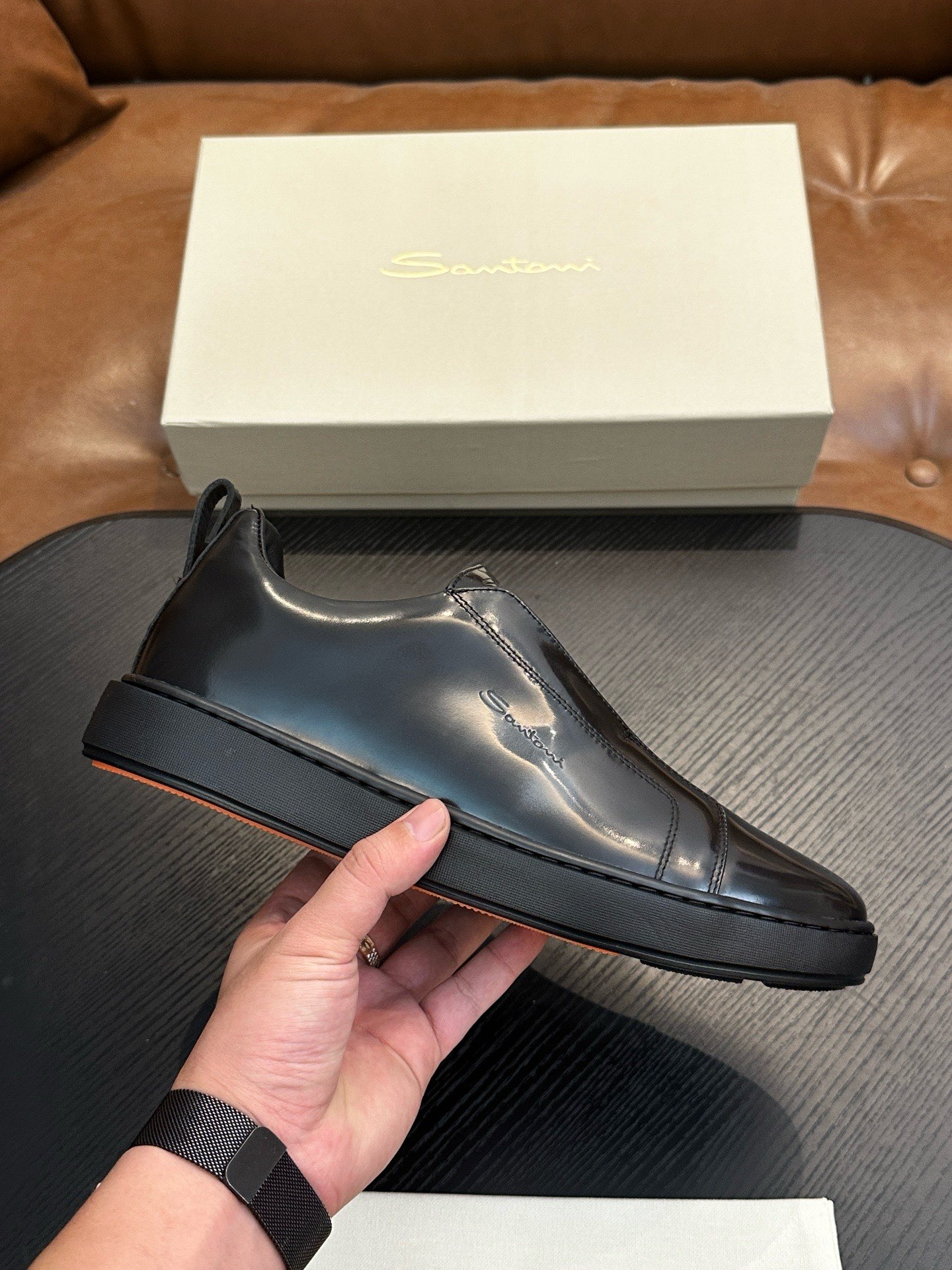 NO:620640,Santoni (Santoni) Italian men's handmade calfskin shoes are shipped!  Each pair of shoes from this Italian handmade shoe brand has a simple and classic design, which is very comfortable and versatile!  It is not accurate to describe the Italian shoe brand Santoni as 'nouveau riche'. Although it is very young, its appearance and temperament are quite sophisticated, and it can even be said that it is well versed in the ways of the world. The toe of the shoe adopts a classic two-section design concept, and all trimming parts are processed by Italian oil edge technology, giving a 360-degree vision without rough edges!  Internal and external waist without lining design!  The real-line method of glueing the empty circle around the outsole is environmentally friendly and does not open the glue!  The upper material of this shoe is made of imported grained calfskin. When you lift it from the back of the leather, you can see very clear pores!  The inside is made of calf and will not slip or fade!  The outsole is made of a combination of IP outsole and TPU backing sheet, which is light and comfortable on the foot!  The brand's special molded footbed has a layer of high-elastic foam in the middle of the insole that makes it easy to put on your feet. Exclusive private mold control, long-term availability!  Original box packaging, with shoe storage bag!  39 40 41 42 43 44, Santoni sneakers, sneakers, cowhide19860909Santoni(圣东尼）意大利男士手工小牛皮鞋出货！这个意大利纯手工鞋履品牌的每一双鞋设计简洁经典,上脚非常舒适百搭！ 用“新贵”来形容意大利鞋履品牌Santoni,并不准确,尽管它很年轻,但呈现出的相貌和气质却相当老练,甚至可以说深谙世故之道. 鞋子鞋头部位采用经典的两节设计理念,切边部位全部经过意大利油边工艺处理,360度无毛边视觉！内外腰无内里设计！大底周圈空胶车真线做法,即环保又不开胶！ 此款鞋面面料采用进囗粒面摔花小牛皮,从皮料反面顶起来会看到很清晰的毛孔！内里进囗小牛里,不打滑,不掉色！大底采用ip大底加tpu底片组合成型,上脚轻便舒适！品牌专用开模脚床,鞋垫中间有一层高弹泡棉上脚轻快.独家私模可控,长期有货！原盒包装,配鞋履收纳袋！39 40 41 42 43 44,圣东尼 运动鞋,sneakers,cowhide,Men's shoes