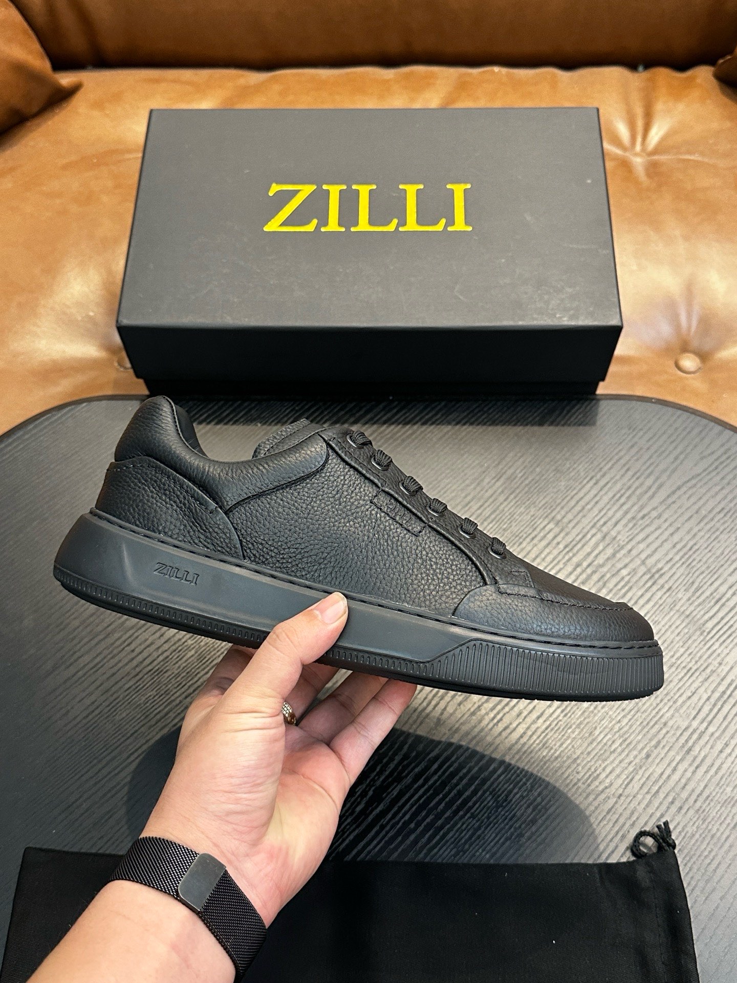 NO:620647,Zilli Italian men's handmade calfskin shoes are now available!  Each pair of shoes from this Italian handmade shoe brand has a simple and classic design, which is very comfortable and versatile!  It is not accurate to describe the Italian shoe brand Zilli as 'nouveau riche'. Although it is very young, its appearance and temperament are quite sophisticated, and it can even be said that it is well versed in the ways of the world. The upper material of this shoe is made of imported grained calfskin, and you can see very clear pores when you push it up from the back of the leather!  The inside is made of calf and will not slip or fade!  The outsole is made of rubber, which is light and comfortable on the foot!  The brand's special molded footbed has a layer of high-elastic foam in the middle of the insole that makes it easy to put on your feet. Exclusive private mold control, long-term availability!  Original box packaging, with shoe storage bag!  39 40 41 42 43 44,ZILLI,cowhide19860909Zilli意大利男士手工小牛皮鞋出货！这个意大利纯手工鞋履品牌的每一双鞋设计简洁经典,上脚非常舒适百搭！ 用“新贵”来形容意大利鞋履品牌zilli,并不准确,尽管它很年轻,但呈现出的相貌和气质却相当老练,甚至可以说深谙世故之道. 此款鞋面面料采用进囗粒面摔纹小牛皮,从皮料反面顶起来会看到很清晰的毛孔！内里进囗小牛里,不打滑,不掉色！大底采用橡胶大底,上脚轻便舒适！品牌专用开模脚床,鞋垫中间有一层高弹泡棉上脚轻快.独家私模可控,长期有货！原盒包装,配鞋履收纳袋！39 40 41 42 43 44,ZILLI,cowhide,Men's shoes