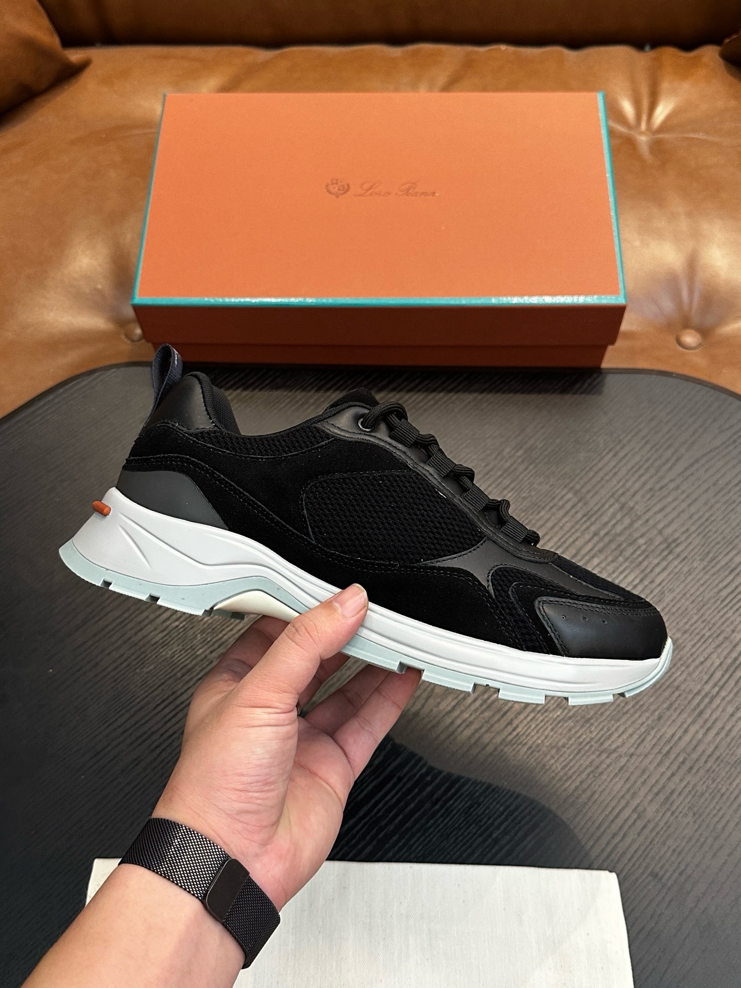 NO:620659,high quality/LoroPian*/NUOYA - LP Cairn Walk men's sneakers｜This urban-inspired sneaker fits comfortably on the foot｜Suede panels add a refined texture to the stylish silhouette｜Soft padding conforms to every contour｜Making it an ideal companion for urban adventures or casual weekend outings｜Lightweight and soft soles are designed with complex and finely engraved textures for excellent performance｜Original box packaging with dust bag  Size39-44 (customized at 38.45.46), LP casual shoes, loro piana, loro piana, sneakers19860909high quality/LoroPian*/诺悠-翩雅 LP Cairn Walk男士运动鞋｜这款灵感源自都市风格的运动鞋舒适贴合脚部｜绒面革饰片为时尚外形平添精致质感｜柔软的衬垫贴合每一道轮廓｜使其成为都市冒险或周末休闲出游的理想伴侣｜轻盈柔软的鞋底采用繁复精细的雕刻纹理设计,性能出色｜专柜原盒包装附防尘袋 Size39-44（38.45.46定做),LP休闲鞋,loro piana,loro piana,sneakers,Men's shoes