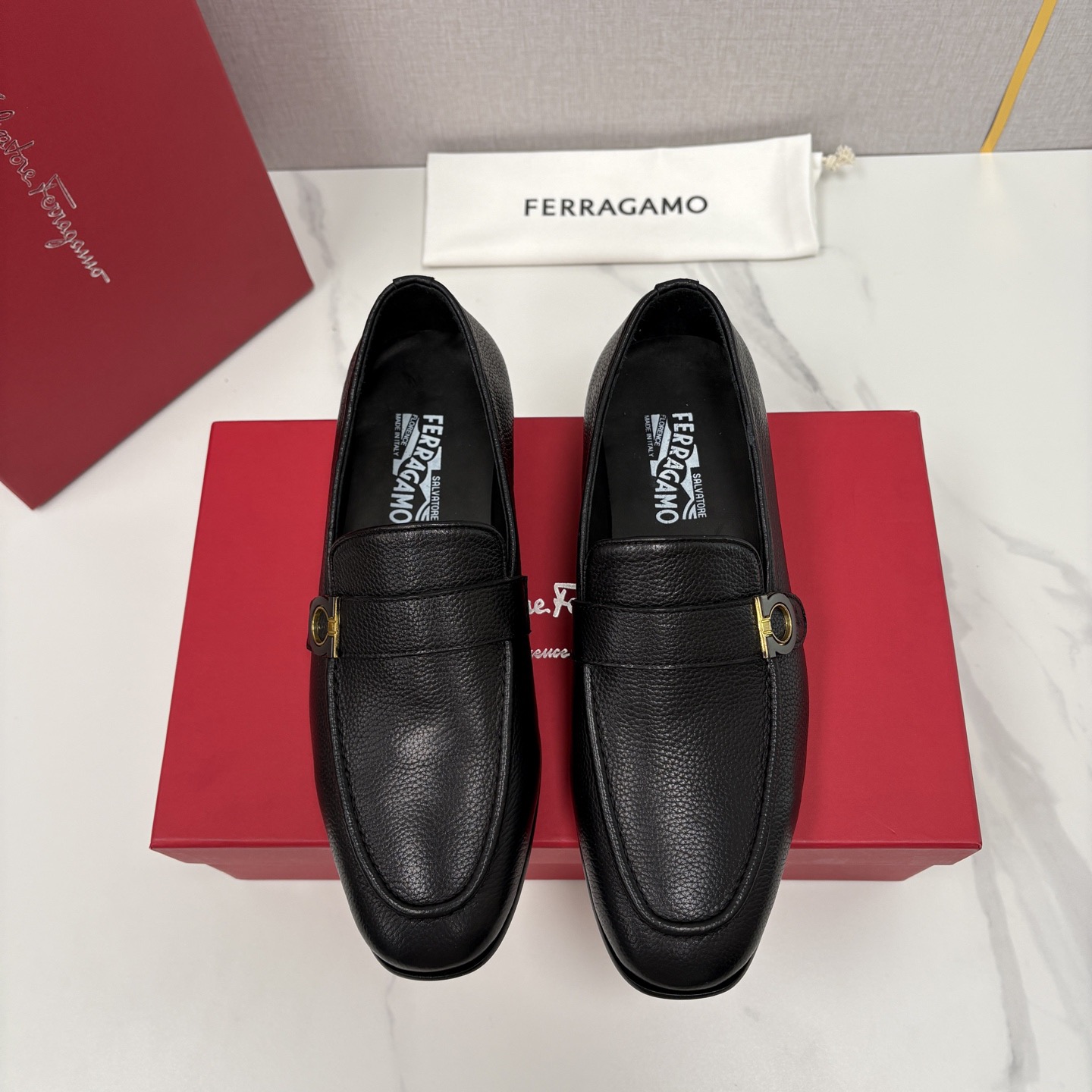 NO:831411,SF Fila** counters sync new style men's casual shoes, casual or formal moccasin loafers  The classic shape embodies the fashionable charm of formal wear, while the newly designed proportions are more modern. These loafers are made of imported open-edge beaded cowhide/fine calfskin. The upper is decorated with privately molded gold and silver two-color Gancini buckles, and double stitching details add to the style.  Shang Charming. Using a special 'Original' structure and going through multiple processes, the soles are almost completely handmade. The unique processing technology demonstrates exquisite craftsmanship. The original private model leather outsole is paired with a personalized rubber backing for comfort, non-slip and wear-resistance, perfect performance  Wear it as a slip-on. Exquisite hand-stitching. The workmanship is as fine as the counter. Original calfskin lining. It is sweat-absorbent, anti-odor, comfortable and breathable. The heel is also decorated with a rubber patch to perfectly improve the grip performance. Standard leather shoe sizes 39 to 44 (38.45.46 can be customized) batch, loafers, cowhide, Leather soles19860909SF 菲拉** 专柜同步新款 男士便鞋 可休闲可正装莫卡辛乐福皮鞋 经典造型体现正装时髦魅力,全新设计的比例更显现代风格.这款乐福鞋以进口开边珠牛皮/细腻小牛皮材质制成,鞋面点缀私模金银双色Gancini饰扣,双重车线包边细节倍添时尚魅力.采用特殊的“Original”结构,历经多道工序,鞋底几乎完全以手工制作.独特的处理技术彰显精湛工艺.原版私模真皮大底搭配个性化橡胶底片舒适防滑耐磨完美演绎 一脚蹬套脚穿着 精致手工缝线 做工精细堪比专柜 原色小牛皮内里 吸汗防臭舒适透气 后跟处也饰有橡胶贴片 抓地性能完美提升 标准皮鞋码数39～44（38.45.46可定做）批,,loafers,cowhide,Leather soles,Men's shoes