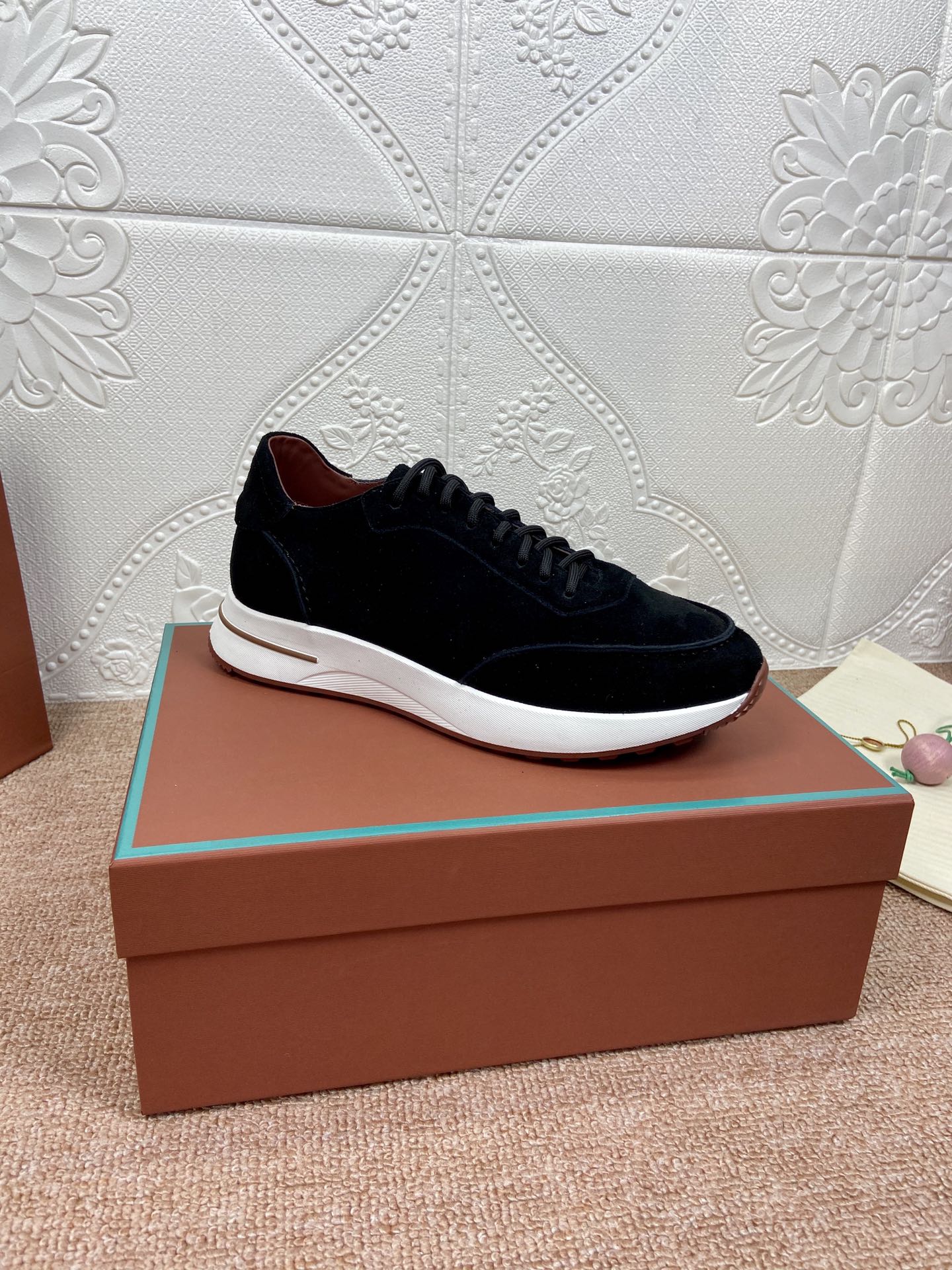 NO:682350,Lor＊iana classic sports and leisure series, the fabric is made of imported high mercerized cowhide, with full cowhide lining. Color: black/blue/apricot/brown/white/grey. Six colors available. Size 39-46, casual shoes/sports shoes, sneakers, cowhide19860909Lor＊iana经典运动休闲系列,面料采用进口高丝光牛绒,全牛皮内里垫脚 颜色黑色/蓝色/杏色/棕色/白色/灰色六色可选 码数39-46,休闲鞋/运动鞋,sneakers,cowhide,Women's Shoes