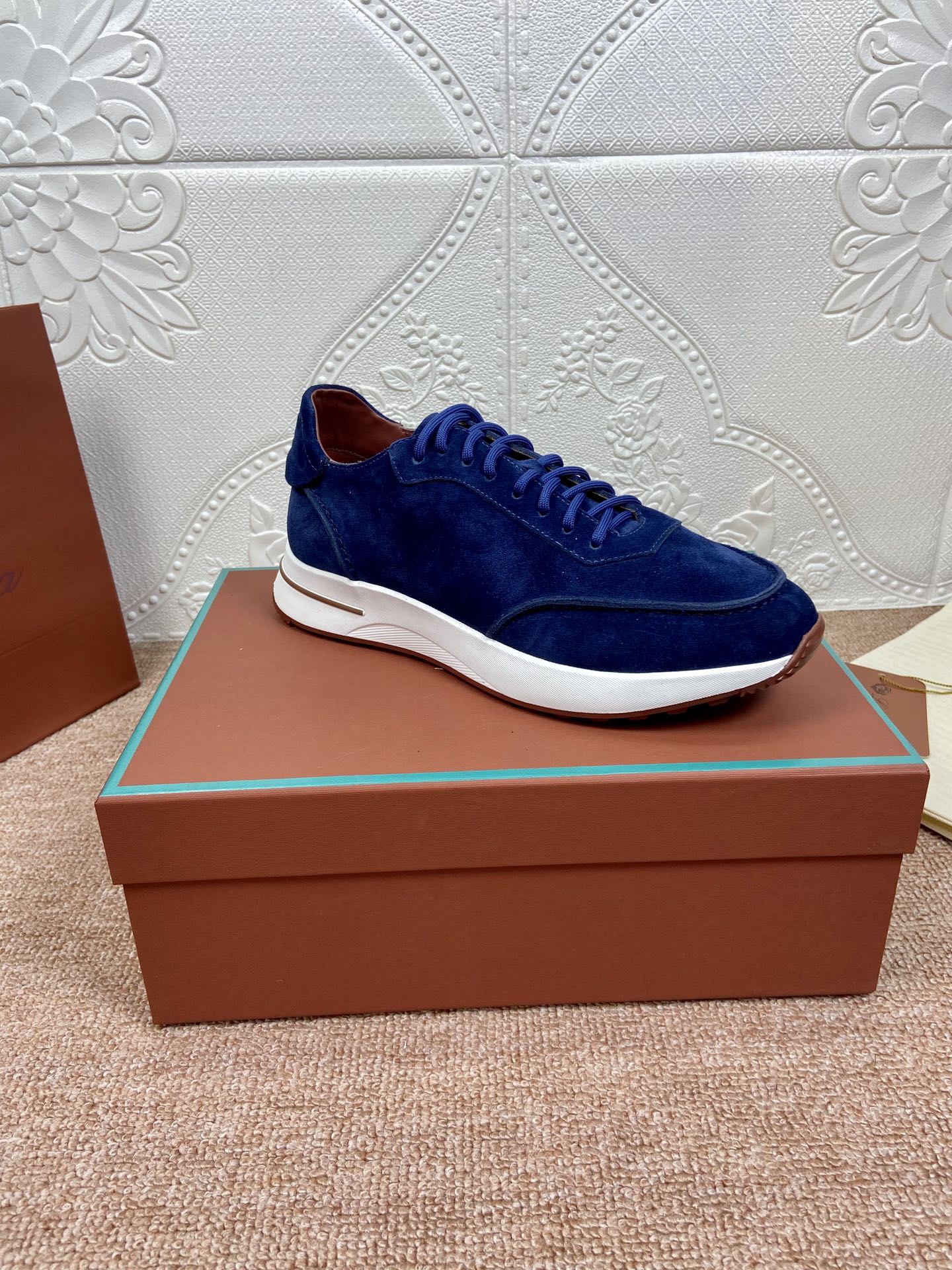 NO:682397,Lor*iana classic sports and leisure series, the fabric is made of imported high mercerized cowhide, with full cowhide lining. Color: black/blue/apricot/brown/white/grey. Six colors available. Size 39-46, female 35-42, casual shoes/sports shoes, sneakers, cowhide19860909Lor＊iana经典运动休闲系列,面料采用进口高丝光牛绒,全牛皮内里垫脚 颜色黑色/蓝色/杏色/棕色/白色/灰色六色可选 码数39-46女35-42,休闲鞋/运动鞋,sneakers,cowhide,Women's Shoes