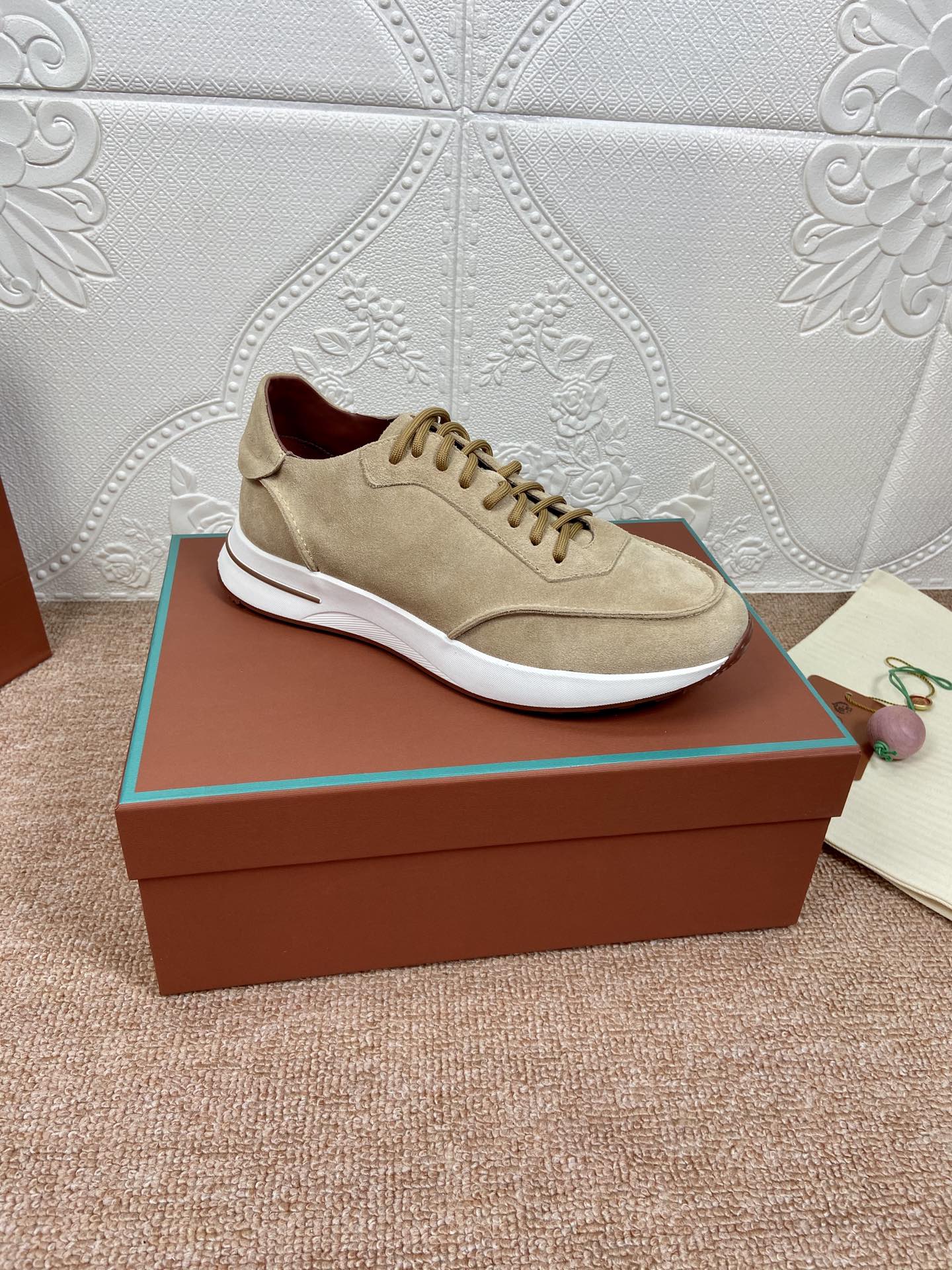 NO:682390,Lor＊iana classic sports and leisure series, the fabric is made of imported high mercerized cowhide, with full cowhide lining. Color: black/blue/apricot/brown/white/grey. Six colors available. Size 39-46, casual shoes/sports shoes, sneakers, cowhide19860909Lor＊iana经典运动休闲系列,面料采用进口高丝光牛绒,全牛皮内里垫脚 颜色黑色/蓝色/杏色/棕色/白色/灰色六色可选 码数39-46,休闲鞋/运动鞋,sneakers,cowhide,Women's Shoes