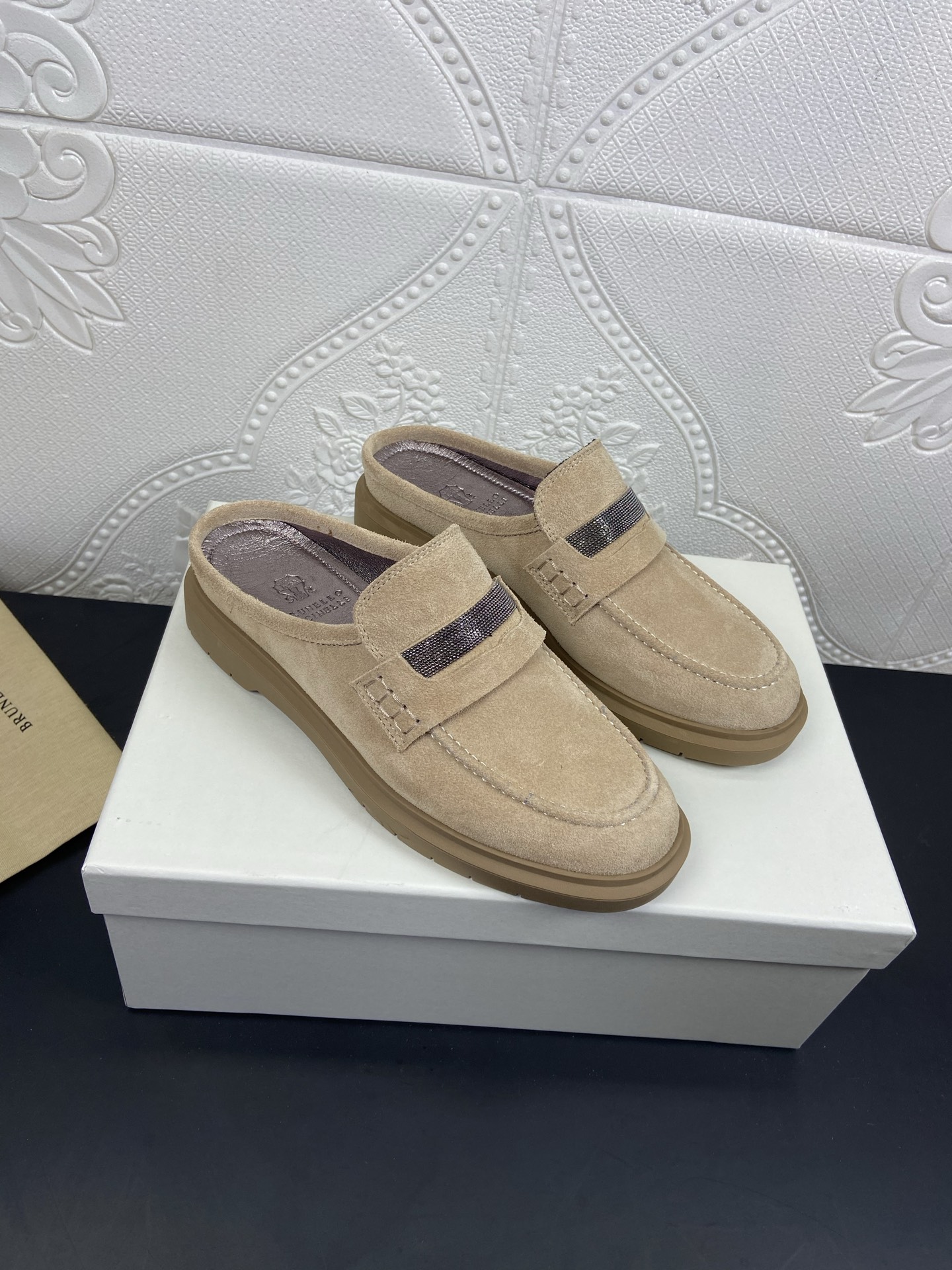 NO:265369,BrunelloCucinell＊New Baotou flat-soled slippers, using imported high mercerized beef velvet fabric, sheepskin inner footbed, anti-slip wear-resistant rubber sole size 35～41 Color black/apricot/khaki/gray four colors, semi-drag, brunello cucinelli, slippers, sheepskin19860909BrunelloCucinell＊新款包头平底拖鞋,采用进口高丝光牛绒面料,羊皮内里垫脚,防滑耐磨橡胶底 码数35～41 颜色黑色/杏色/卡其色/灰色共四色,半拖,brunello cucinelli,slippers,sheepskin,Women's Shoes