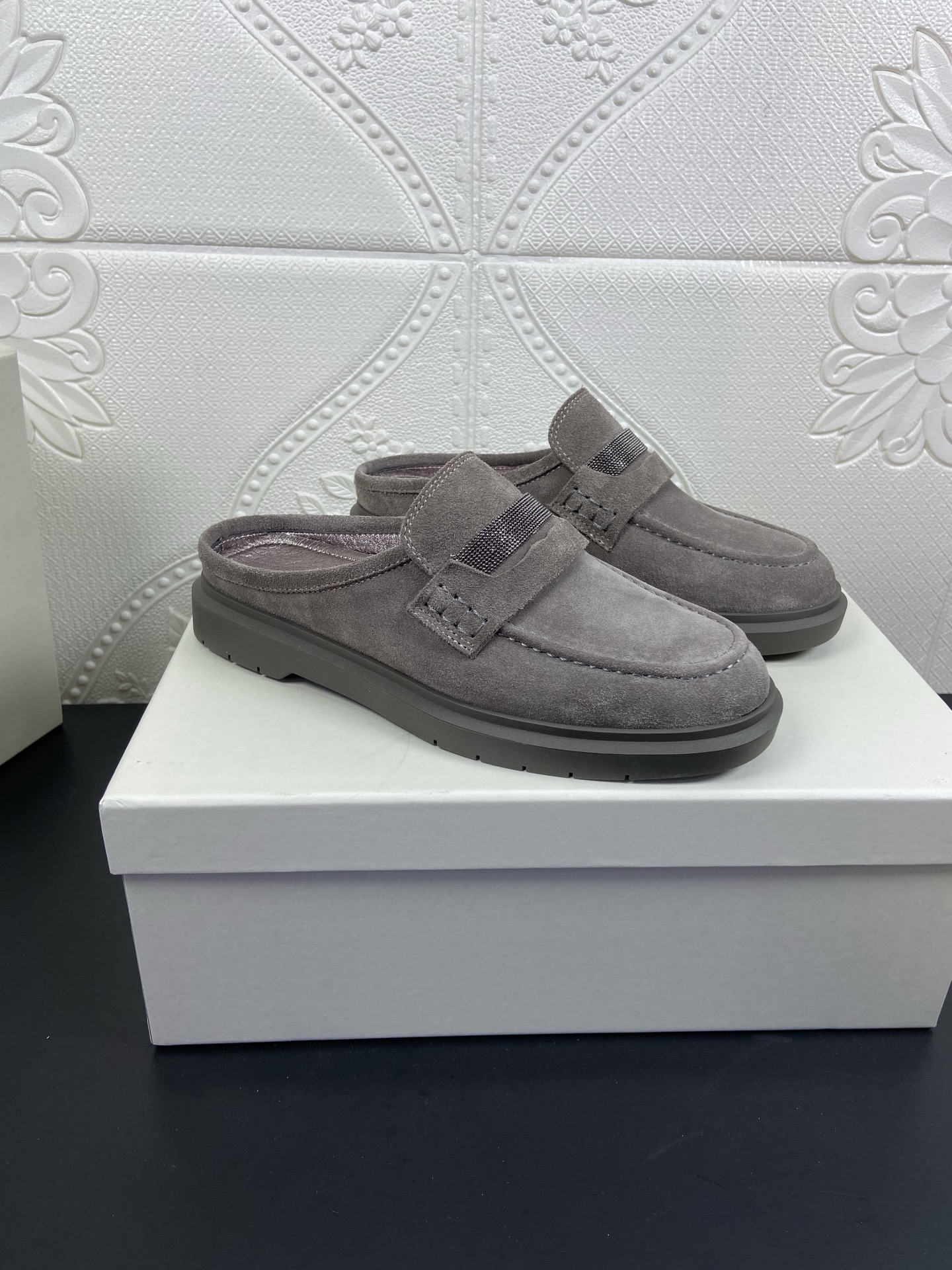 NO:265372,Brunell＊Cucinell＊New Baotou flat-soled slippers, using imported high mercerized beef velvet fabric, sheepskin inner footbed, anti-slip wear-resistant rubber sole. Size 35～41. Color black/apricot/khaki/gray. Four colors in total, semi-torque, brunello cucinelli, slippers, sheepskin19860909Brunell＊Cucinell＊新款包头平底拖鞋,采用进口高丝光牛绒面料,羊皮内里垫脚,防滑耐磨橡胶底 码数35～41 颜色黑色/杏色/卡其色/灰色共四色,半拖,brunello cucinelli,slippers,sheepskin,Women's Shoes