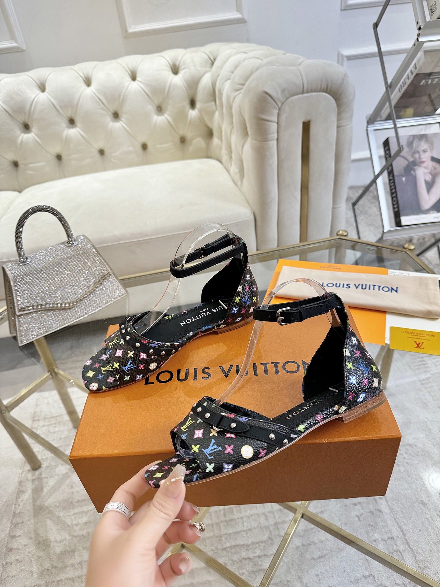 NO:245506,LV Louis Vuitton x Takashi Murakami co-branded series!  White Sandals Sandals Original Purchase and Development Made This 6AM sandals are from Louis Vuitton x Takashi Murakami Reprint Series, and are full-frame Monogram pattern dipped in rainbow tones, giving the brand classic elements, with upper embellishment and nailed cowhide leather, exquisite packaging for delivery counter Fabric: Original custom imported materials Inner: Imported soft sheepskin Heel height: 5.5cm Sole: Original open mold leather outsole Size: 35-39 (customizable 40.41), sandals, louis vuitton, louis vuitton, sandals, slippers, cowhide, sheepskin, Leather soles19860909LV 路易威登x村上隆联名系列！白三彩 凉拖鞋 原版购入开发 做货 本款 6AM 凉拖出自路易威登 x 村上隆再版系列,为全幅 Monogram 图案浸染彩虹色调,令品牌经典元素呈现,鞋面点缀饰钉牛皮革, 配送专柜精美包装 面料 : 原版定制进口材料 内里 : 进口柔软羊皮里 跟高 : 5.5cm 鞋底 : 原版开模真皮大底 Size : 35-39（可定制40.41）,凉鞋,louis vuitton,louis vuitton,sandals,slippers,cowhide,sheepskin,Leather soles,Women's Shoes