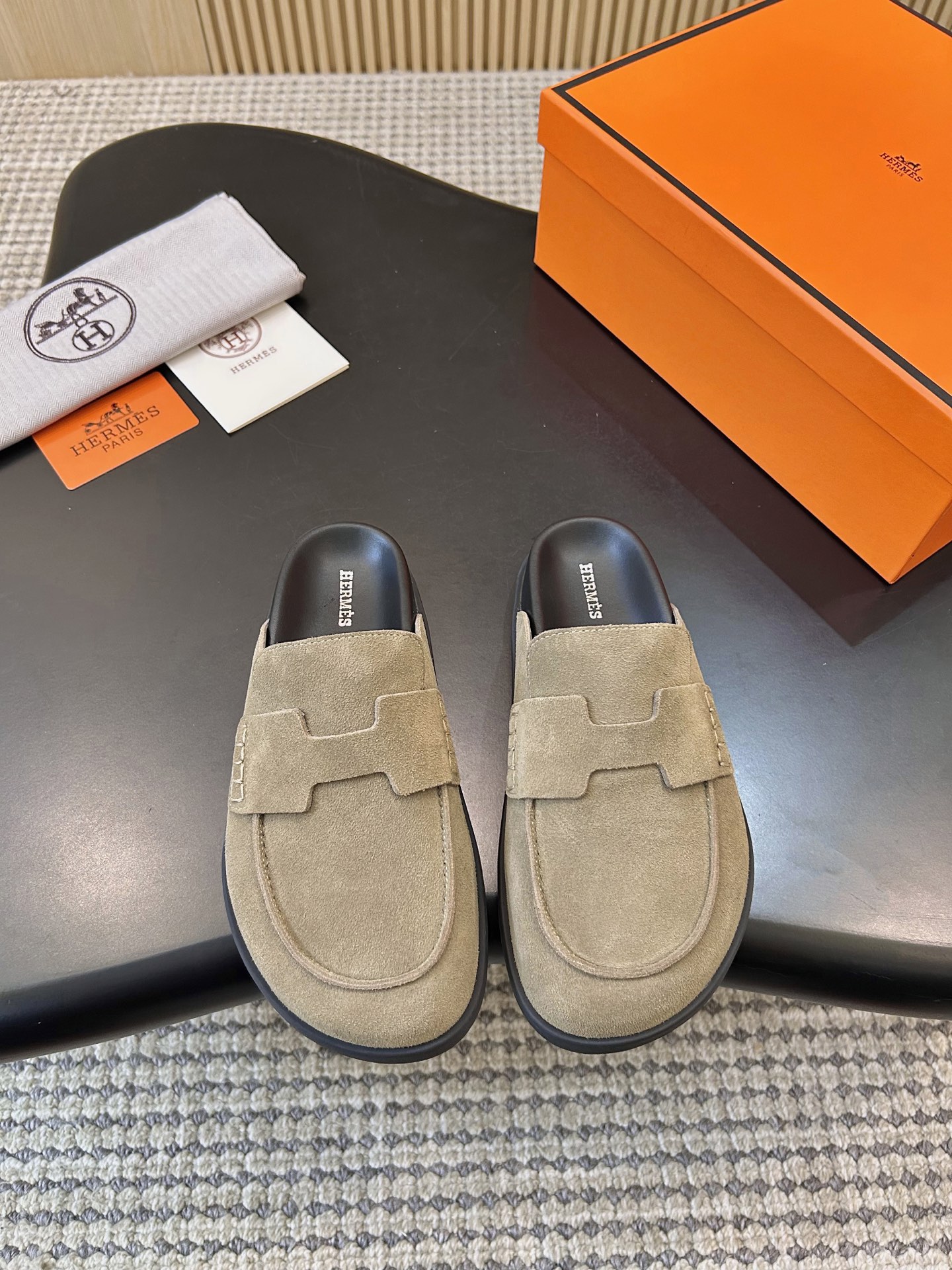 NO:785270,Women's clothing. Men's clothing. 2025H cute Mule half-slip Birkenstocks. In summer, we really need versatile Hermès slippers. They look good no matter how you pair them with them. They have a casual and high-end feel. The comfort level is also great. Paired with a variety of colorful socks, it is very trendy. Imported high mercerized fabric, sheepskin lining, non-slip and wear-resistant outsole. Size Women's 35-40  Women's clothing size 41 customized. Men's clothing 40-45, half drag, hermes, slippers, sheepskin, socks19860909女装.男装.2025H家呆萌穆勒半拖勃肯鞋,夏天真的太需要百搭爱马仕拖鞋了 怎么搭配都好看,随意且高级的感觉 舒适度也很棒,搭配各种彩色袜子,潮爆了 进口高丝光面料 羊皮内里 防滑耐磨大底 Size女装35-40 女装41码定做.男装40-45,半拖,hermes,slippers,sheepskin,socks,Women's Shoes