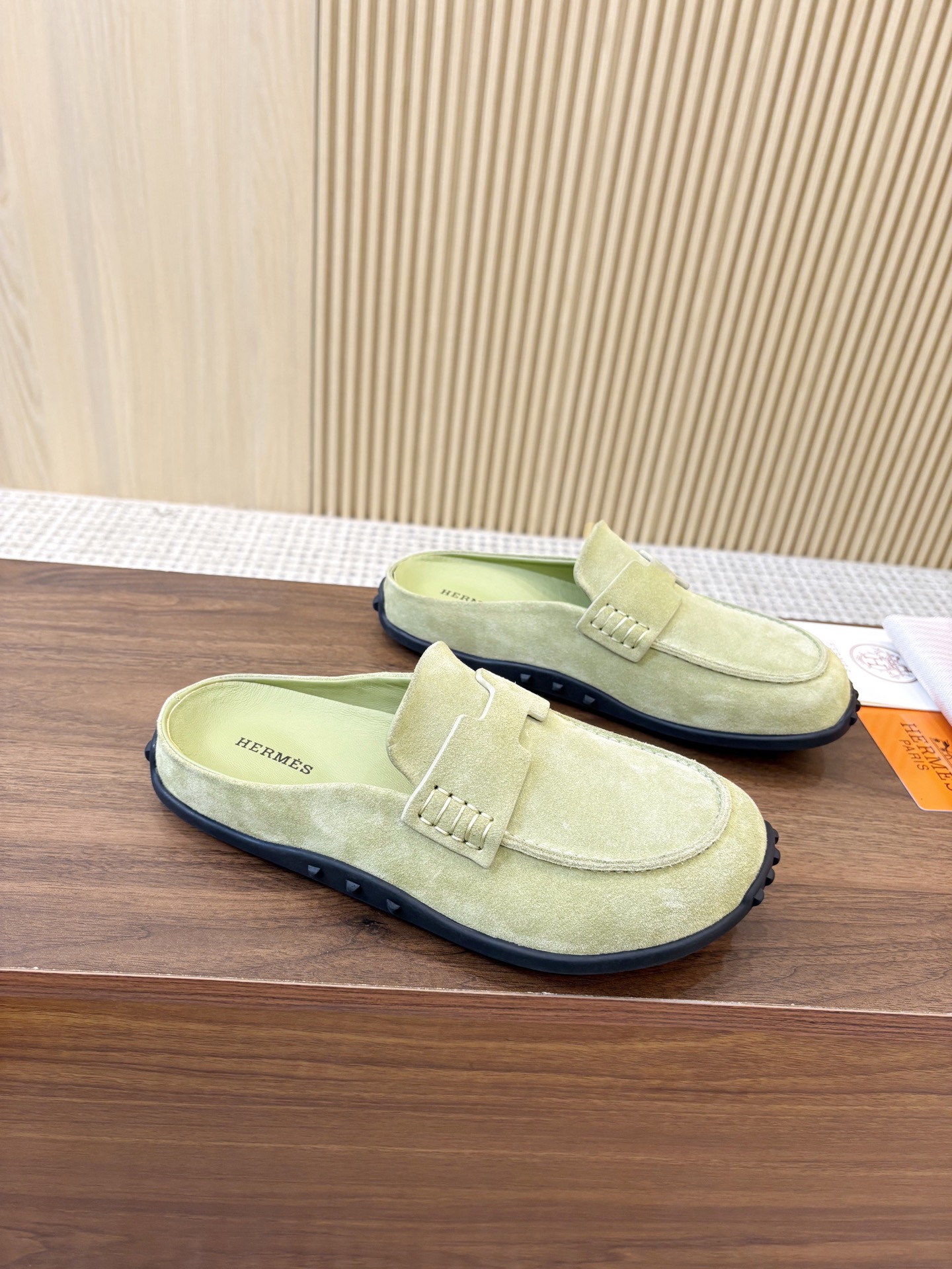 NO:785274,Hermer/Hermès classic Birkenstock half-flops are must-have Birkenstock shoes for autumn and winter wear. The classic decoration is completely my thing. It seems to have a kind of magic. The more you look at it, the better it looks. Very retro design with a strong exotic style. It is full of fashion and has a sense of style when worn casually. The simple style is great when paired with a sense of high-end. It’s hard not to love the versatile colors and smooth lines!  The fabric is made of original customized cowhide. The lining of the toes is made of cowhide. The original molded custom-made non-slip outsole. Size women's size 35-40, half drag, hermes, hermes, cowhide19860909Hermer/爱马仕经典博肯半拖 秋冬穿搭必入勃肯单鞋 h经典装饰完全是我的菜 仿佛是有一种魔力 越看越好看 极约复古的设计 浓厚的异域风情 时髦感十足、随便上脚都很有腔调 简简单单的款式随便搭配一下高级感就很棒 百搭的颜色流畅的线条很难不爱！ 面料采用原版定制牛皮 内里踮脚均为牛皮 原版开模定制防滑大底 Size女码35-40,半拖,hermes,hermes,cowhide,Women's Shoes