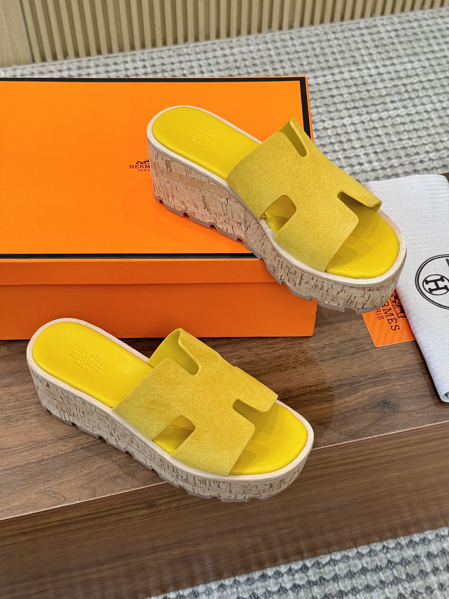 NO:890933,Thick-soled classic H slides, a must-have style for every summer!  One of the must-have items on every girl’s wish list!  Whether it’s daily wear or traveling, it’s really stylish and doesn’t need to be too high!  All materials are directly original Italian Hermès materials!  The advantage of genuine Italian leather is that it feels very good, and while keeping the leather soft and delicate, it also makes the overall shoe very three-dimensional. The heel height of the outsole is 7 cm, the front height is 5 cm, and the size is 5-40 (customized size 41), slippers, hermes, slippers19860909厚底经典H拖,每个夏天必入的款式！每个女孩 愿望List必收款之一！日常穿搭,还是出去旅游什么的,真的逼格不要太高！ 所有材料都是直接意大利爱马仕材料原装！ 意大利正品的皮料的好处在于 手感特别好 并且在保持皮料柔软细腻的同时 又会让鞋子整体非常立体 大底后跟高7厘米,前高5厘米,码数5-40（41码定做）,拖鞋,hermes,slippers,Women's Shoes