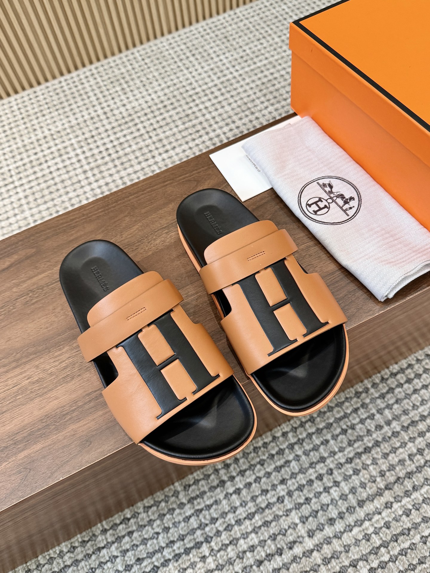 NO:958054,The latest Hermès men's model with large logo, imported cowhide, fine craftsmanship, original molded outsole, size 39-46, slippers, hermes, slippers, cowhide19860909爱马仕男款大Logo最新款,进口牛皮,精细工艺,原版开模大底,尺码39-46码,拖鞋,hermes,slippers,cowhide,Women's Shoes