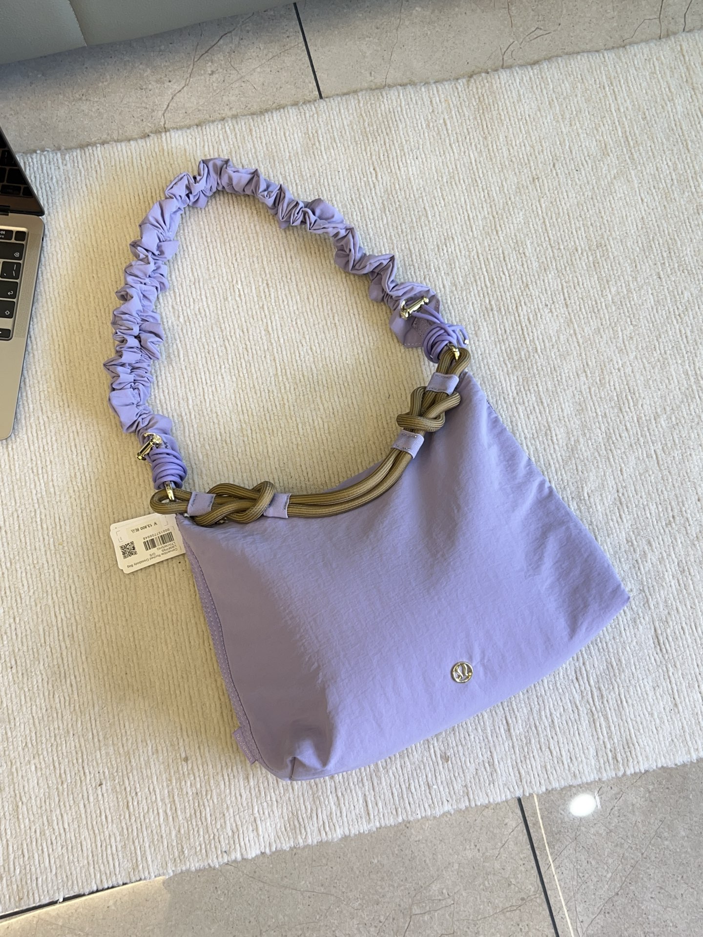 NO:894635,Made of high-quality nylon fabric, waterproof and durable, the zipper is smooth and smooth. The shoulder straps are adjustable in length, and the twist weave design is very special, making it comfortable and fashionable to carry. Luggage    Trendy Department Store19860909采用优质尼龙面料,防水耐用,拉链顺滑流畅. 肩带可调节长短,麻花编织设计很特别,背起来舒服又时尚.,箱包  ,accessory
