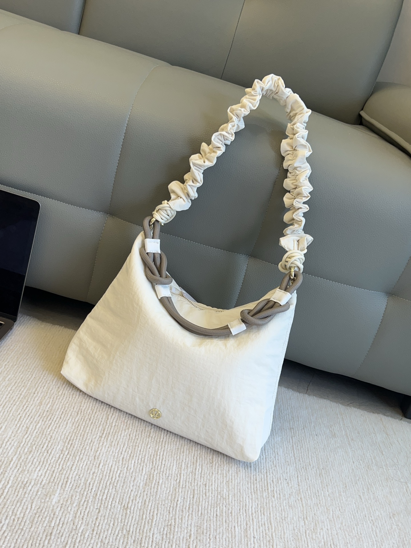 NO:894627,Lululemon’s new underarm bag needs no emphasis on its appearance, its practicality is really strong!  , bags      trendy department store19860909Lululemon 新款腋下包 颜值不用强调,它的实用性是真的很强！,箱包  ,accessory