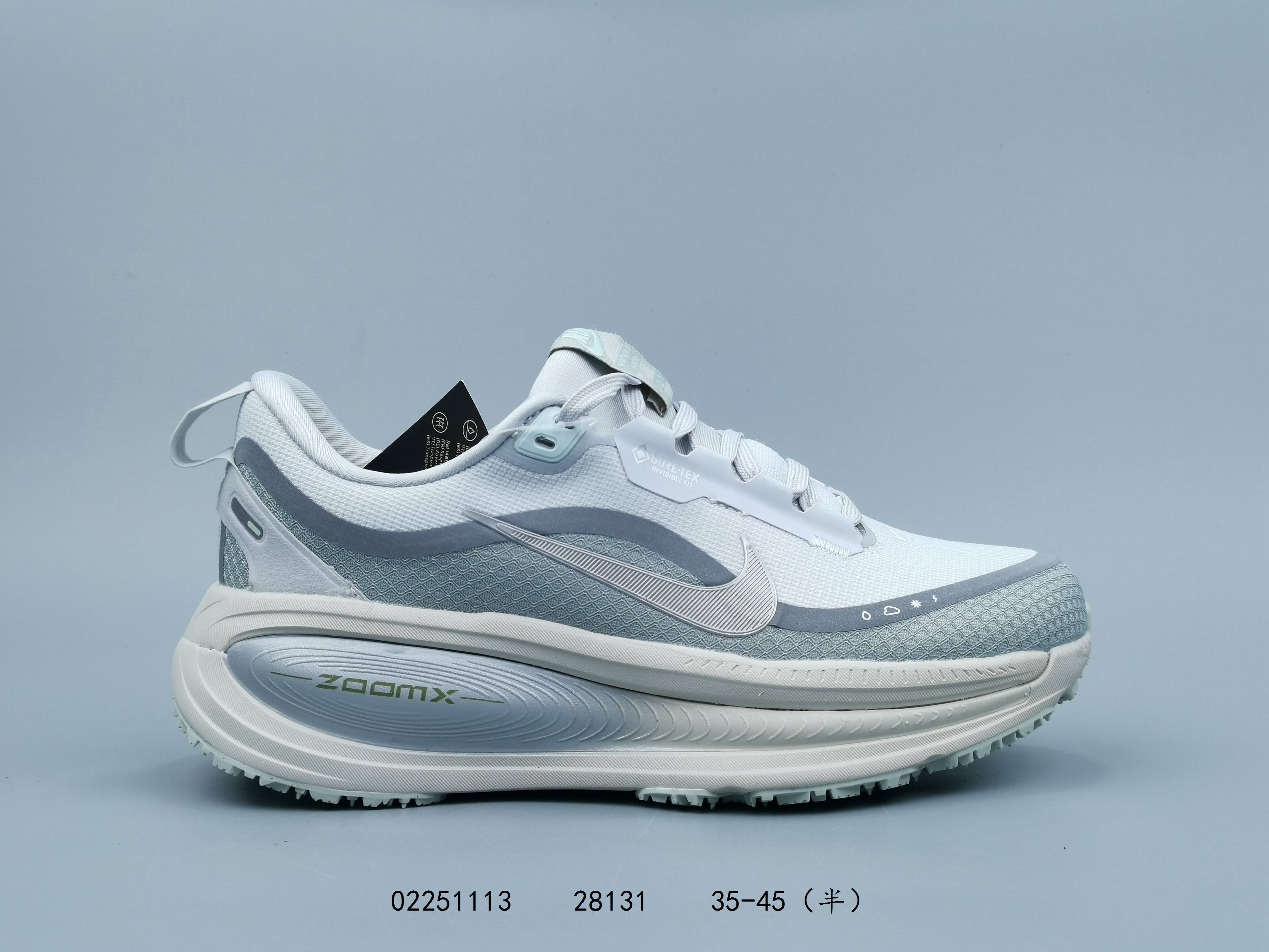 💰140
耐克Nike Vomero Plus 反转Swoosh｜跑鞋圈新王！厚底增高运动跑步鞋 时尚老爹鞋 这双Vomero Plus真的太绝了！反转Swoosh设计超有个性，缓震像踩云一样舒服，性价比吊打HOKA，跑渣必备啊！该鞋款采用创新设计，致敬Nike Run Club标志，并拥有升级的缓震科技，如ZoomX全大底和加厚后跟。中性色美学和3M反光条设计使其适合夜跑。此外，鞋垫内藏马拉松赛道图，鞋舌透气孔排成NRC字样，是耐克首次在跑鞋上使用反向Swoosh。市场预期该鞋款将成为年度断货王，与HOKA等品牌竞争。

货号:  HV8154
尺码:  35-45含半码
编码:  02251113