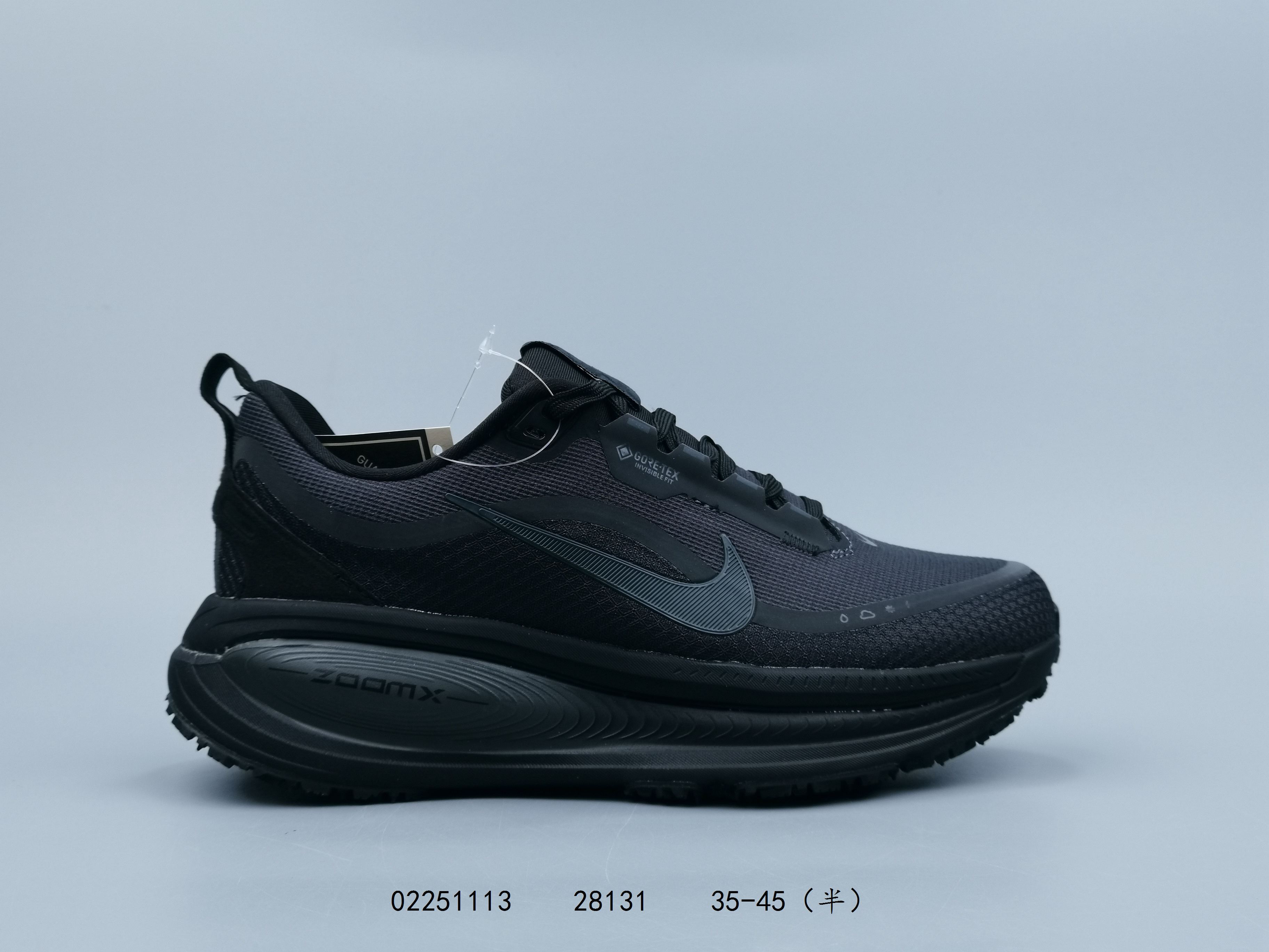 💰140
耐克Nike Vomero Plus 反转Swoosh｜跑鞋圈新王！厚底增高运动跑步鞋 时尚老爹鞋 这双Vomero Plus真的太绝了！反转Swoosh设计超有个性，缓震像踩云一样舒服，性价比吊打HOKA，跑渣必备啊！该鞋款采用创新设计，致敬Nike Run Club标志，并拥有升级的缓震科技，如ZoomX全大底和加厚后跟。中性色美学和3M反光条设计使其适合夜跑。此外，鞋垫内藏马拉松赛道图，鞋舌透气孔排成NRC字样，是耐克首次在跑鞋上使用反向Swoosh。市场预期该鞋款将成为年度断货王，与HOKA等品牌竞争。

货号:  HV8154
尺码:  35-45含半码
编码:  02251113