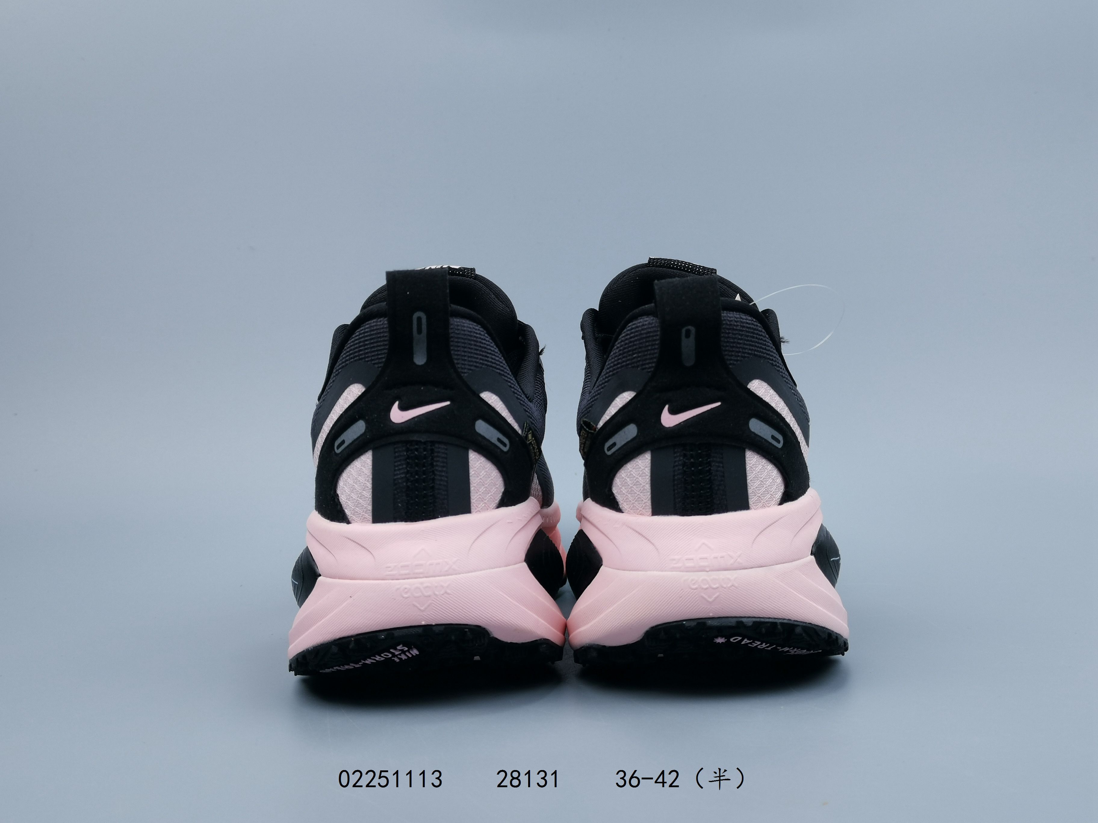 💰140
耐克 Nike Vomero 18 厚底增高老爹运动跑步鞋。全新 Vomero 提供比以往更多的緩衝效能以及該系列有史以來最高的鞋底高度，結合 Nike 的 ZoomX 和 ReactX 泡棉打造雙層緩衝設計，實現出色奔馳體驗。Vomero 18 在設計時，從舒適性和緩衝機能，到耐久性和風格等每個面向，都考量到男女性的意見分析和偏好。Nike 全新推出 Vomero 18，邀請所有跑者體驗非凡緩震和舒適腳感，為路跑鞋設下嶄新標準。優質版型是根據跑者的需求和精密分析而設計，巧妙平衡順暢腳感和柔軟度，塑造舒適至上的輕盈感受，適合所有性別。全新 Vomero 採用 ZoomX 全掌式泡棉，搭配鞋跟和前足的 ReactX 泡棉，為跑者帶來雙重緩震效果，締造出色邁步體驗。 協調的層疊泡棉提供比以往更多的緩衝效能，此版型的鞋底高度增加至 46 公釐，比上一代高出 6 公釐，創下 Vomero 系列新高。非凡緩震性能塑造理想的日常跑步體驗，從初次嘗試跑步的新手，到想要增加跑步里程的資深跑者，再到正在進行賽後恢復的選手，這款舒適柔軟的鞋款可為各種程度的運動員帶來全天候舒適腳感。「跑者們認為出色的緩震機能應該能帶來柔軟舒適的體驗，緩和足底與地面之間的衝擊力。

货号:  HQ7001
尺码:  36-45含半码
编码:  02251113