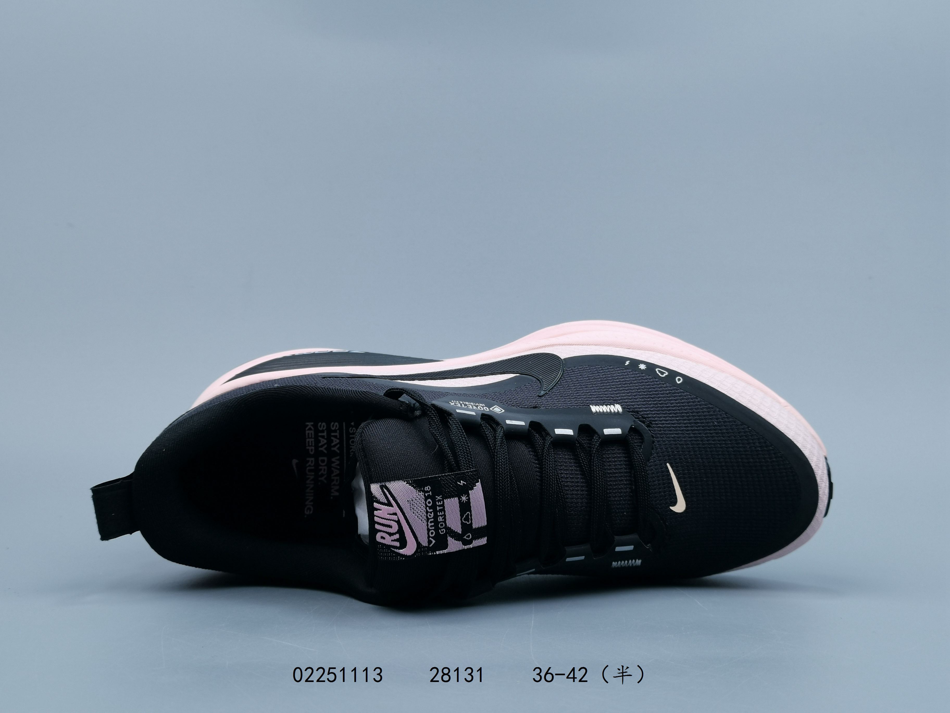 💰140
耐克 Nike Vomero 18 厚底增高老爹运动跑步鞋。全新 Vomero 提供比以往更多的緩衝效能以及該系列有史以來最高的鞋底高度，結合 Nike 的 ZoomX 和 ReactX 泡棉打造雙層緩衝設計，實現出色奔馳體驗。Vomero 18 在設計時，從舒適性和緩衝機能，到耐久性和風格等每個面向，都考量到男女性的意見分析和偏好。Nike 全新推出 Vomero 18，邀請所有跑者體驗非凡緩震和舒適腳感，為路跑鞋設下嶄新標準。優質版型是根據跑者的需求和精密分析而設計，巧妙平衡順暢腳感和柔軟度，塑造舒適至上的輕盈感受，適合所有性別。全新 Vomero 採用 ZoomX 全掌式泡棉，搭配鞋跟和前足的 ReactX 泡棉，為跑者帶來雙重緩震效果，締造出色邁步體驗。 協調的層疊泡棉提供比以往更多的緩衝效能，此版型的鞋底高度增加至 46 公釐，比上一代高出 6 公釐，創下 Vomero 系列新高。非凡緩震性能塑造理想的日常跑步體驗，從初次嘗試跑步的新手，到想要增加跑步里程的資深跑者，再到正在進行賽後恢復的選手，這款舒適柔軟的鞋款可為各種程度的運動員帶來全天候舒適腳感。「跑者們認為出色的緩震機能應該能帶來柔軟舒適的體驗，緩和足底與地面之間的衝擊力。

货号:  HQ7001
尺码:  36-45含半码
编码:  02251113