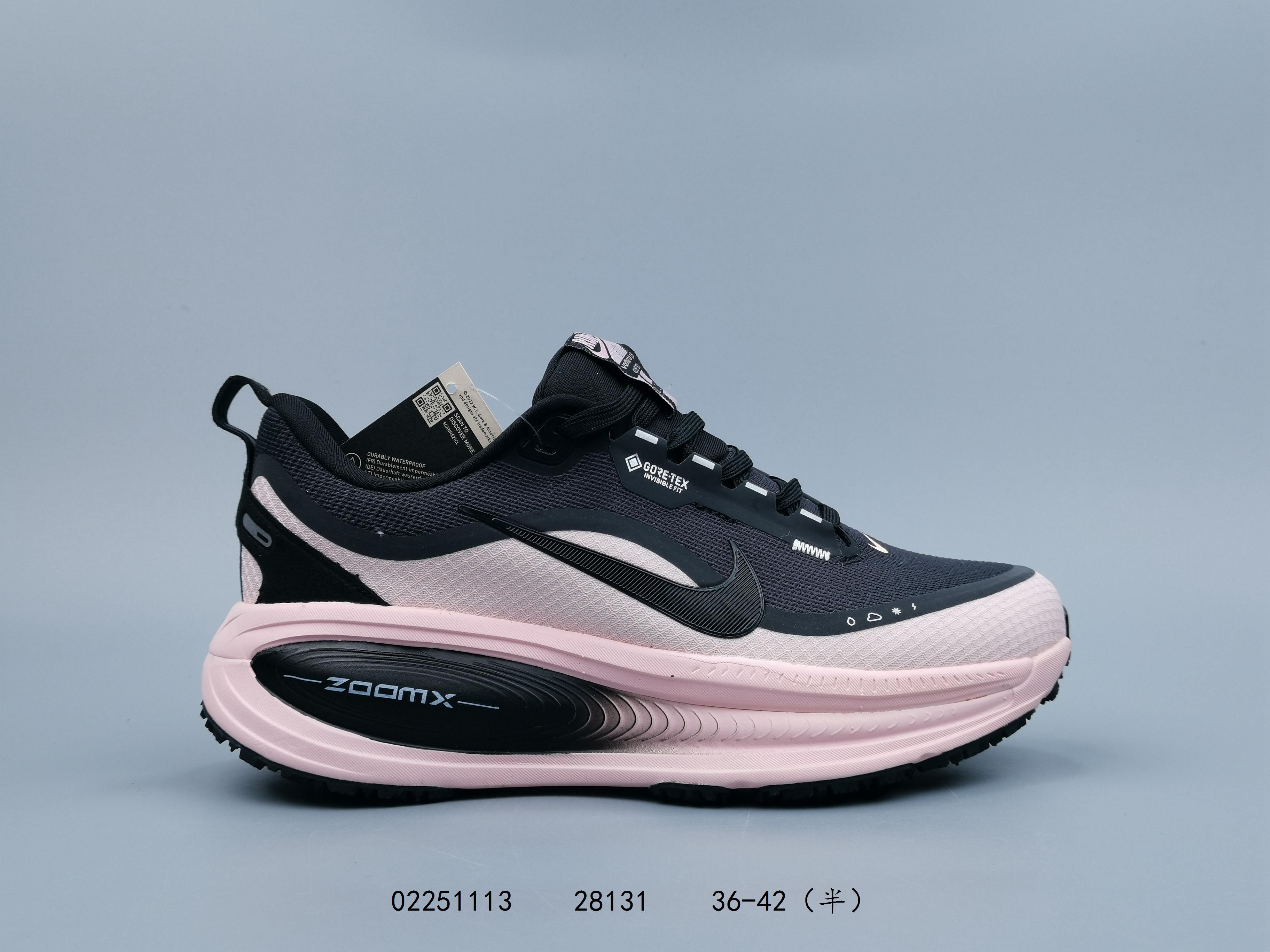 💰140
耐克 Nike Vomero 18 厚底增高老爹运动跑步鞋。全新 Vomero 提供比以往更多的緩衝效能以及該系列有史以來最高的鞋底高度，結合 Nike 的 ZoomX 和 ReactX 泡棉打造雙層緩衝設計，實現出色奔馳體驗。Vomero 18 在設計時，從舒適性和緩衝機能，到耐久性和風格等每個面向，都考量到男女性的意見分析和偏好。Nike 全新推出 Vomero 18，邀請所有跑者體驗非凡緩震和舒適腳感，為路跑鞋設下嶄新標準。優質版型是根據跑者的需求和精密分析而設計，巧妙平衡順暢腳感和柔軟度，塑造舒適至上的輕盈感受，適合所有性別。全新 Vomero 採用 ZoomX 全掌式泡棉，搭配鞋跟和前足的 ReactX 泡棉，為跑者帶來雙重緩震效果，締造出色邁步體驗。 協調的層疊泡棉提供比以往更多的緩衝效能，此版型的鞋底高度增加至 46 公釐，比上一代高出 6 公釐，創下 Vomero 系列新高。非凡緩震性能塑造理想的日常跑步體驗，從初次嘗試跑步的新手，到想要增加跑步里程的資深跑者，再到正在進行賽後恢復的選手，這款舒適柔軟的鞋款可為各種程度的運動員帶來全天候舒適腳感。「跑者們認為出色的緩震機能應該能帶來柔軟舒適的體驗，緩和足底與地面之間的衝擊力。

货号:  HQ7001
尺码:  36-45含半码
编码:  02251113