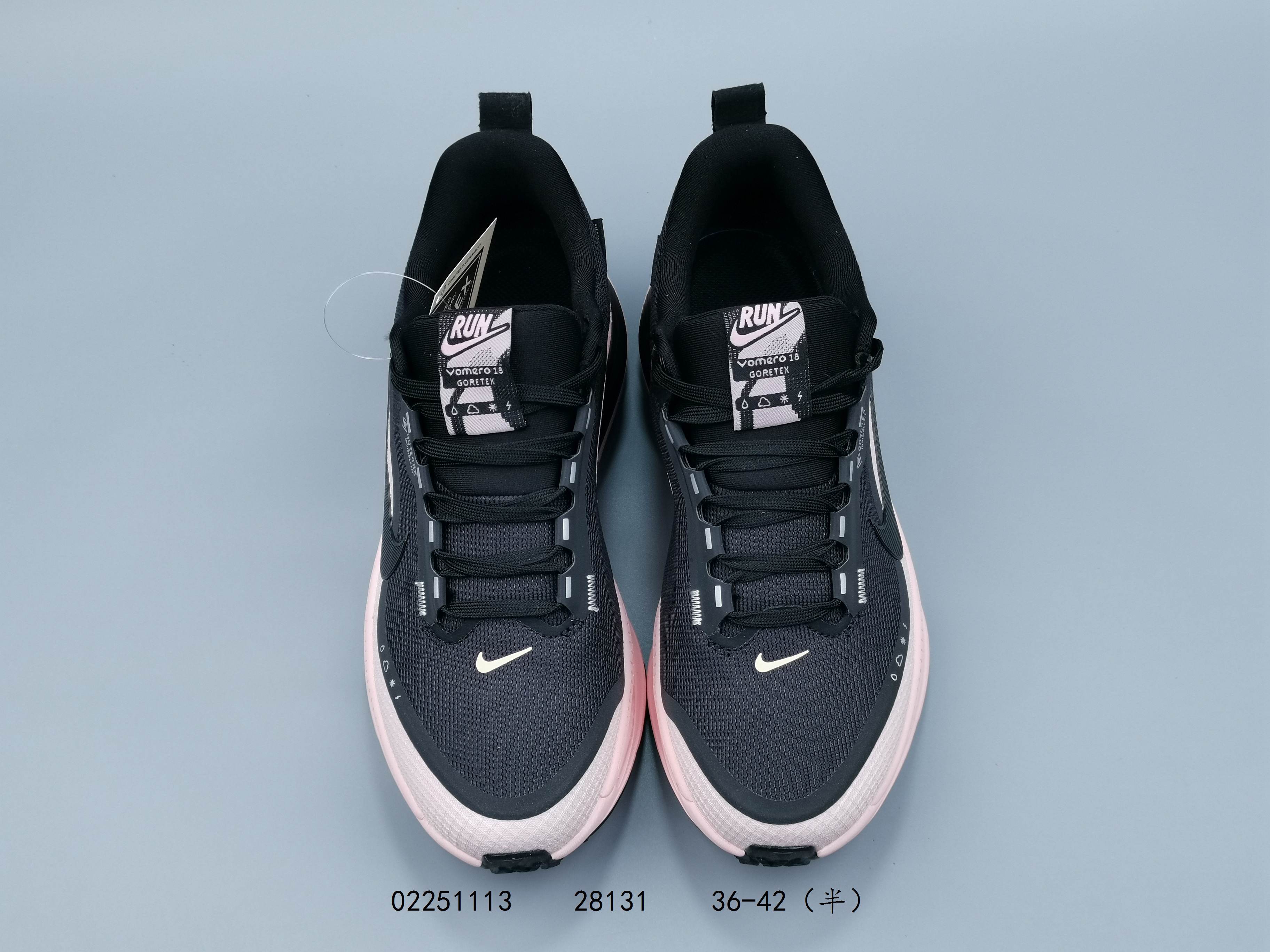 💰140
耐克 Nike Vomero 18 厚底增高老爹运动跑步鞋。全新 Vomero 提供比以往更多的緩衝效能以及該系列有史以來最高的鞋底高度，結合 Nike 的 ZoomX 和 ReactX 泡棉打造雙層緩衝設計，實現出色奔馳體驗。Vomero 18 在設計時，從舒適性和緩衝機能，到耐久性和風格等每個面向，都考量到男女性的意見分析和偏好。Nike 全新推出 Vomero 18，邀請所有跑者體驗非凡緩震和舒適腳感，為路跑鞋設下嶄新標準。優質版型是根據跑者的需求和精密分析而設計，巧妙平衡順暢腳感和柔軟度，塑造舒適至上的輕盈感受，適合所有性別。全新 Vomero 採用 ZoomX 全掌式泡棉，搭配鞋跟和前足的 ReactX 泡棉，為跑者帶來雙重緩震效果，締造出色邁步體驗。 協調的層疊泡棉提供比以往更多的緩衝效能，此版型的鞋底高度增加至 46 公釐，比上一代高出 6 公釐，創下 Vomero 系列新高。非凡緩震性能塑造理想的日常跑步體驗，從初次嘗試跑步的新手，到想要增加跑步里程的資深跑者，再到正在進行賽後恢復的選手，這款舒適柔軟的鞋款可為各種程度的運動員帶來全天候舒適腳感。「跑者們認為出色的緩震機能應該能帶來柔軟舒適的體驗，緩和足底與地面之間的衝擊力。

货号:  HQ7001
尺码:  36-45含半码
编码:  02251113