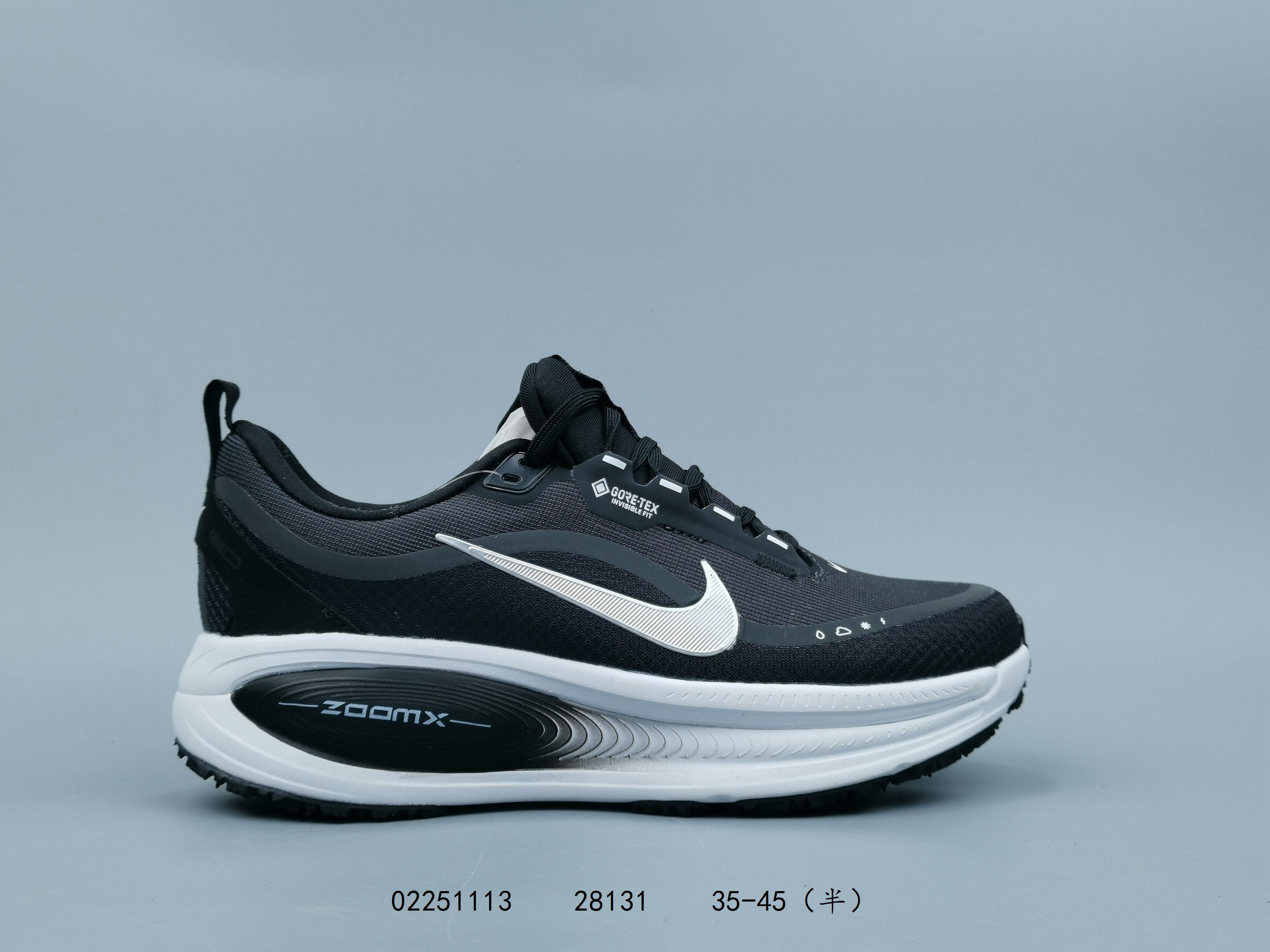 💰140
耐克 Nike Vomero 18 厚底增高老爹运动跑步鞋。全新 Vomero 提供比以往更多的緩衝效能以及該系列有史以來最高的鞋底高度，結合 Nike 的 ZoomX 和 ReactX 泡棉打造雙層緩衝設計，實現出色奔馳體驗。Vomero 18 在設計時，從舒適性和緩衝機能，到耐久性和風格等每個面向，都考量到男女性的意見分析和偏好。Nike 全新推出 Vomero 18，邀請所有跑者體驗非凡緩震和舒適腳感，為路跑鞋設下嶄新標準。優質版型是根據跑者的需求和精密分析而設計，巧妙平衡順暢腳感和柔軟度，塑造舒適至上的輕盈感受，適合所有性別。全新 Vomero 採用 ZoomX 全掌式泡棉，搭配鞋跟和前足的 ReactX 泡棉，為跑者帶來雙重緩震效果，締造出色邁步體驗。 協調的層疊泡棉提供比以往更多的緩衝效能，此版型的鞋底高度增加至 46 公釐，比上一代高出 6 公釐，創下 Vomero 系列新高。非凡緩震性能塑造理想的日常跑步體驗，從初次嘗試跑步的新手，到想要增加跑步里程的資深跑者，再到正在進行賽後恢復的選手，這款舒適柔軟的鞋款可為各種程度的運動員帶來全天候舒適腳感。「跑者們認為出色的緩震機能應該能帶來柔軟舒適的體驗，緩和足底與地面之間的衝擊力。

货号:  HQ7001
尺码:  36-45含半码
编码:  02251113