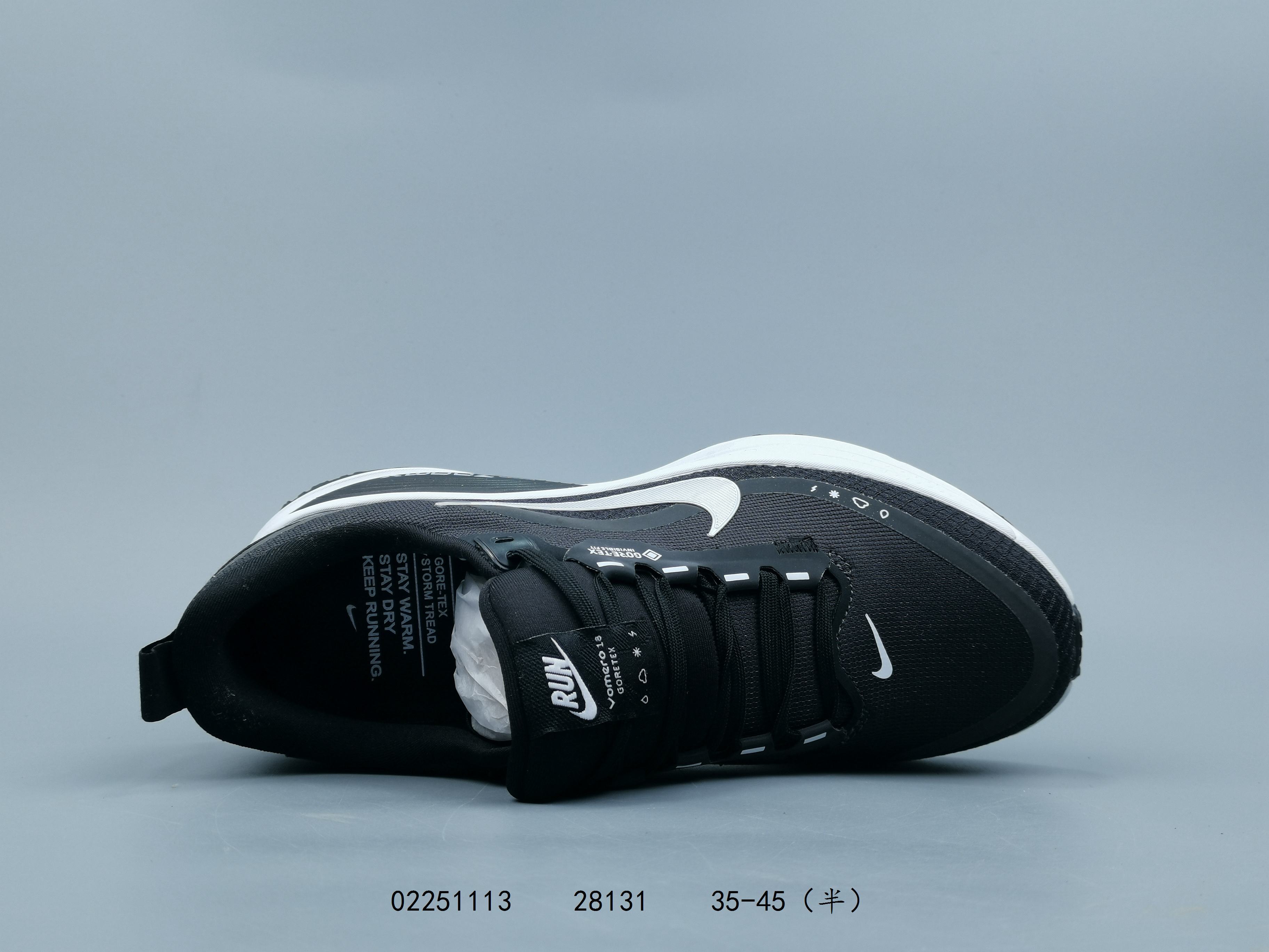 💰140
耐克 Nike Vomero 18 厚底增高老爹运动跑步鞋。全新 Vomero 提供比以往更多的緩衝效能以及該系列有史以來最高的鞋底高度，結合 Nike 的 ZoomX 和 ReactX 泡棉打造雙層緩衝設計，實現出色奔馳體驗。Vomero 18 在設計時，從舒適性和緩衝機能，到耐久性和風格等每個面向，都考量到男女性的意見分析和偏好。Nike 全新推出 Vomero 18，邀請所有跑者體驗非凡緩震和舒適腳感，為路跑鞋設下嶄新標準。優質版型是根據跑者的需求和精密分析而設計，巧妙平衡順暢腳感和柔軟度，塑造舒適至上的輕盈感受，適合所有性別。全新 Vomero 採用 ZoomX 全掌式泡棉，搭配鞋跟和前足的 ReactX 泡棉，為跑者帶來雙重緩震效果，締造出色邁步體驗。 協調的層疊泡棉提供比以往更多的緩衝效能，此版型的鞋底高度增加至 46 公釐，比上一代高出 6 公釐，創下 Vomero 系列新高。非凡緩震性能塑造理想的日常跑步體驗，從初次嘗試跑步的新手，到想要增加跑步里程的資深跑者，再到正在進行賽後恢復的選手，這款舒適柔軟的鞋款可為各種程度的運動員帶來全天候舒適腳感。「跑者們認為出色的緩震機能應該能帶來柔軟舒適的體驗，緩和足底與地面之間的衝擊力。

货号:  HQ7001
尺码:  36-45含半码
编码:  02251113