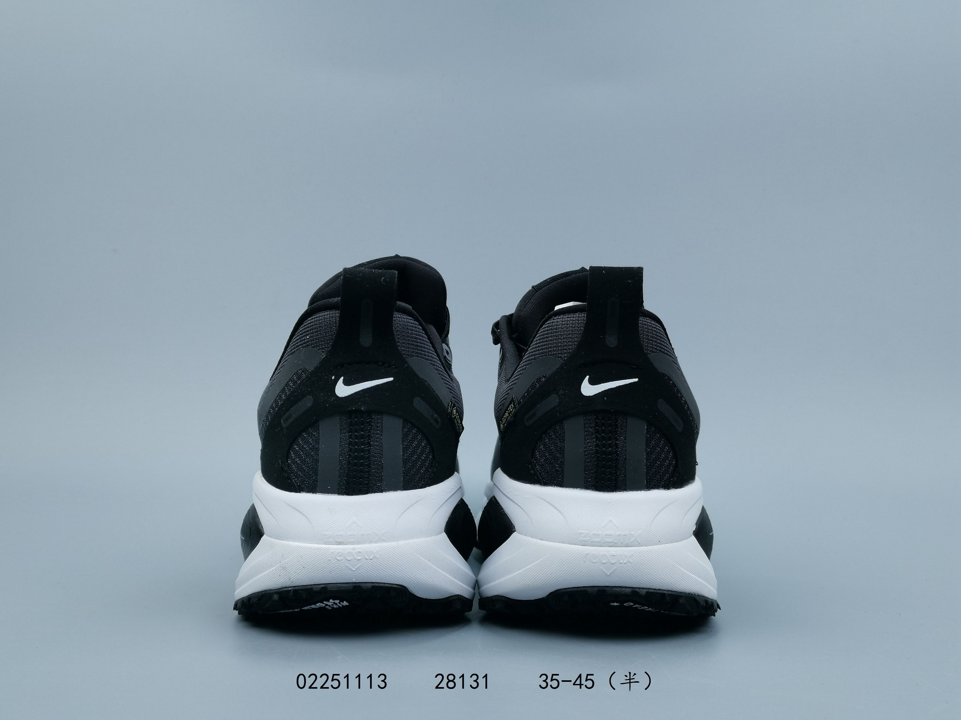 💰140
耐克 Nike Vomero 18 厚底增高老爹运动跑步鞋。全新 Vomero 提供比以往更多的緩衝效能以及該系列有史以來最高的鞋底高度，結合 Nike 的 ZoomX 和 ReactX 泡棉打造雙層緩衝設計，實現出色奔馳體驗。Vomero 18 在設計時，從舒適性和緩衝機能，到耐久性和風格等每個面向，都考量到男女性的意見分析和偏好。Nike 全新推出 Vomero 18，邀請所有跑者體驗非凡緩震和舒適腳感，為路跑鞋設下嶄新標準。優質版型是根據跑者的需求和精密分析而設計，巧妙平衡順暢腳感和柔軟度，塑造舒適至上的輕盈感受，適合所有性別。全新 Vomero 採用 ZoomX 全掌式泡棉，搭配鞋跟和前足的 ReactX 泡棉，為跑者帶來雙重緩震效果，締造出色邁步體驗。 協調的層疊泡棉提供比以往更多的緩衝效能，此版型的鞋底高度增加至 46 公釐，比上一代高出 6 公釐，創下 Vomero 系列新高。非凡緩震性能塑造理想的日常跑步體驗，從初次嘗試跑步的新手，到想要增加跑步里程的資深跑者，再到正在進行賽後恢復的選手，這款舒適柔軟的鞋款可為各種程度的運動員帶來全天候舒適腳感。「跑者們認為出色的緩震機能應該能帶來柔軟舒適的體驗，緩和足底與地面之間的衝擊力。

货号:  HQ7001
尺码:  36-45含半码
编码:  02251113