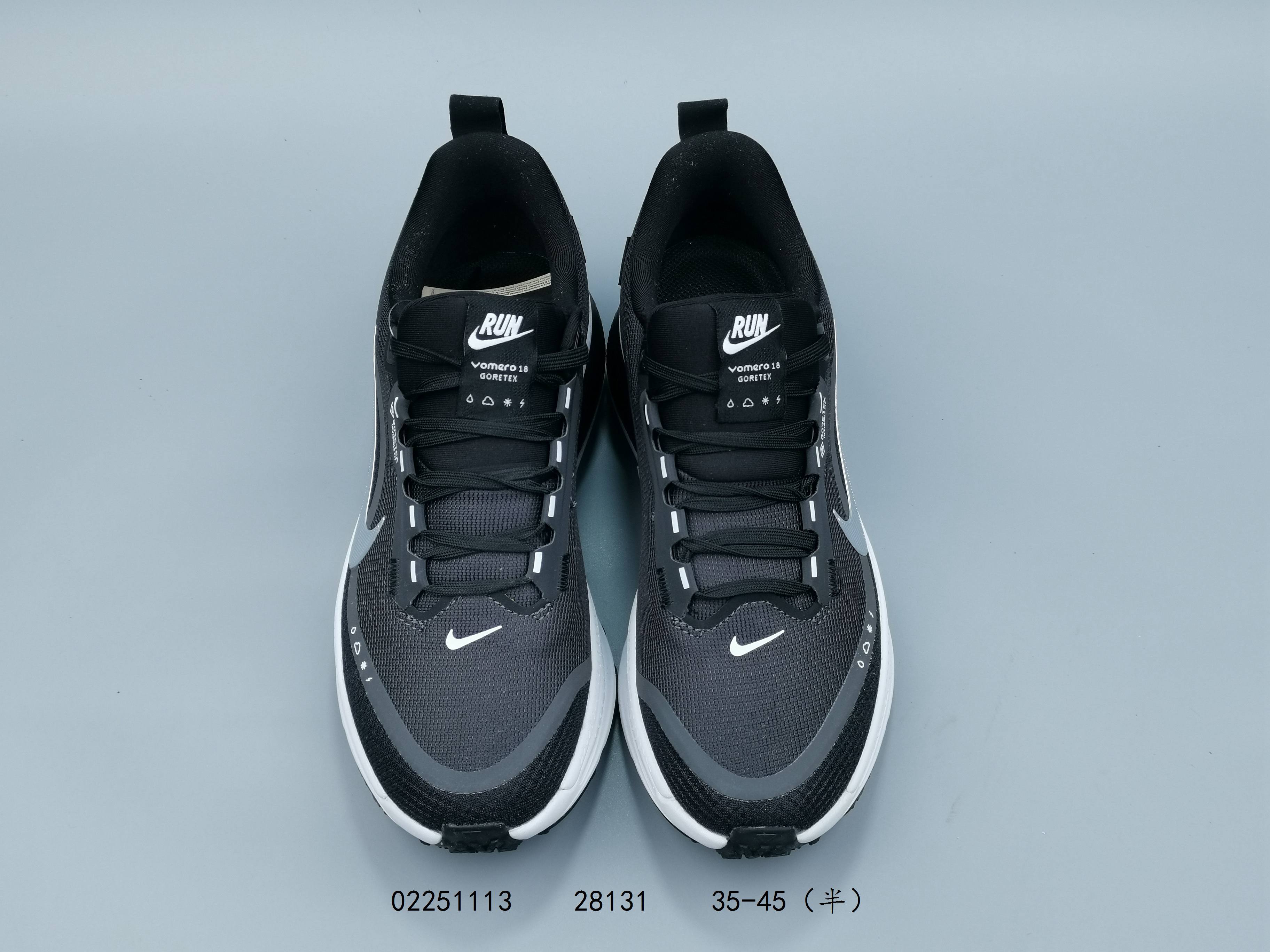 💰140
耐克 Nike Vomero 18 厚底增高老爹运动跑步鞋。全新 Vomero 提供比以往更多的緩衝效能以及該系列有史以來最高的鞋底高度，結合 Nike 的 ZoomX 和 ReactX 泡棉打造雙層緩衝設計，實現出色奔馳體驗。Vomero 18 在設計時，從舒適性和緩衝機能，到耐久性和風格等每個面向，都考量到男女性的意見分析和偏好。Nike 全新推出 Vomero 18，邀請所有跑者體驗非凡緩震和舒適腳感，為路跑鞋設下嶄新標準。優質版型是根據跑者的需求和精密分析而設計，巧妙平衡順暢腳感和柔軟度，塑造舒適至上的輕盈感受，適合所有性別。全新 Vomero 採用 ZoomX 全掌式泡棉，搭配鞋跟和前足的 ReactX 泡棉，為跑者帶來雙重緩震效果，締造出色邁步體驗。 協調的層疊泡棉提供比以往更多的緩衝效能，此版型的鞋底高度增加至 46 公釐，比上一代高出 6 公釐，創下 Vomero 系列新高。非凡緩震性能塑造理想的日常跑步體驗，從初次嘗試跑步的新手，到想要增加跑步里程的資深跑者，再到正在進行賽後恢復的選手，這款舒適柔軟的鞋款可為各種程度的運動員帶來全天候舒適腳感。「跑者們認為出色的緩震機能應該能帶來柔軟舒適的體驗，緩和足底與地面之間的衝擊力。

货号:  HQ7001
尺码:  36-45含半码
编码:  02251113