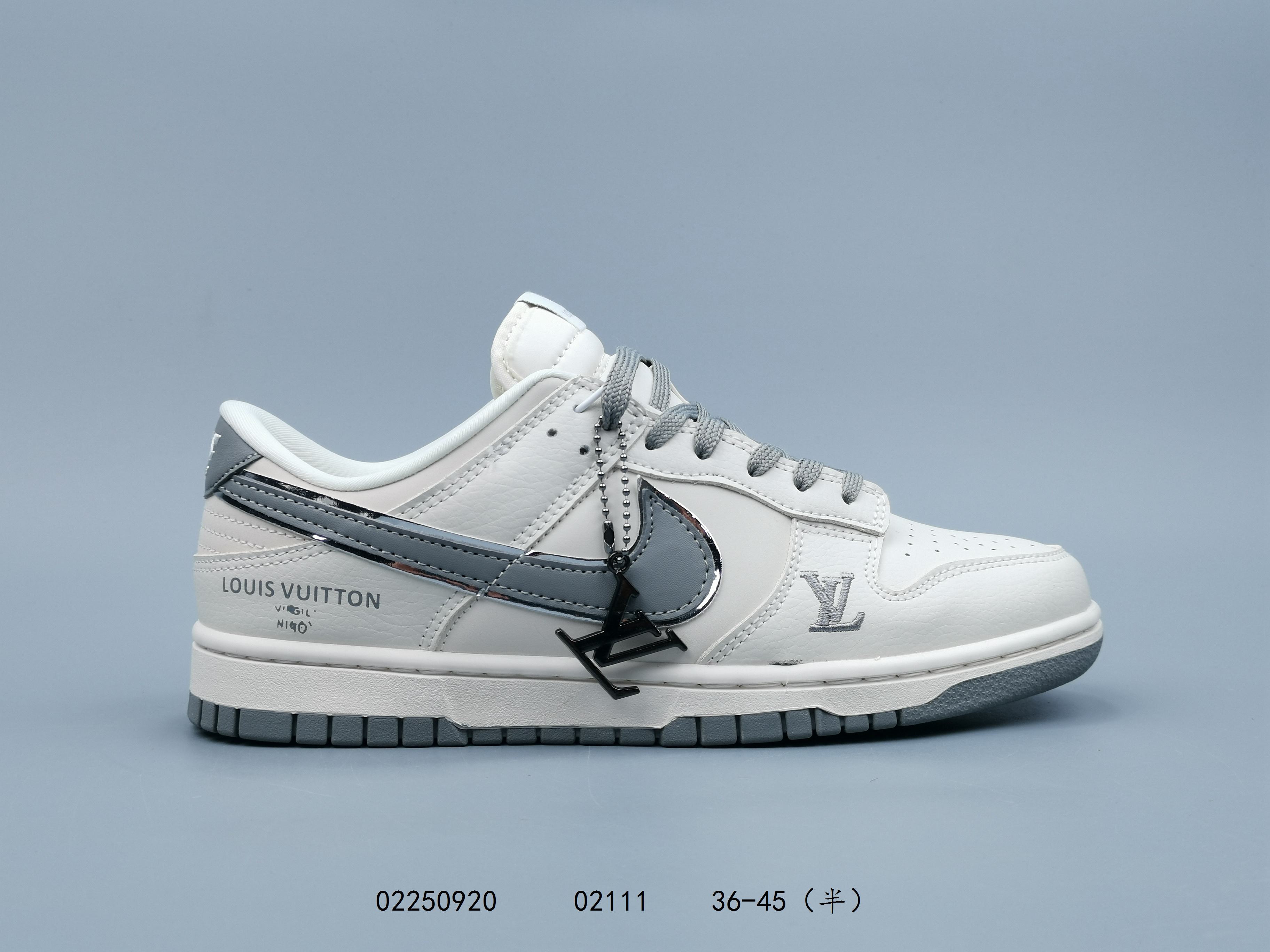 💰120元
耐克 Nike Sb Dunk Low Pro 男女同款运动鞋复古板鞋，尽情迈步，彰显个性风采。采用柔软皮革鞋面，经久耐穿，塑就如元年款 Dunk 般的复古质感。鞋头透气孔，搭配鞋口和鞋舌形状，忠实沿袭元年款经典外观。全掌型橡胶外底，造就非凡抓地力。Dunk 起初专为篮球运动打造，于 80 年代末成为滑板界新宠，现已跃升成为街头时尚标杆。加垫低帮鞋口结合耐穿外底，助你自信舞动。

货号：FJ1674
码数：36 36.5 37.5 38 38.5 39 40 40.5 41 42 42.5 43 44 45 
编码:02250920