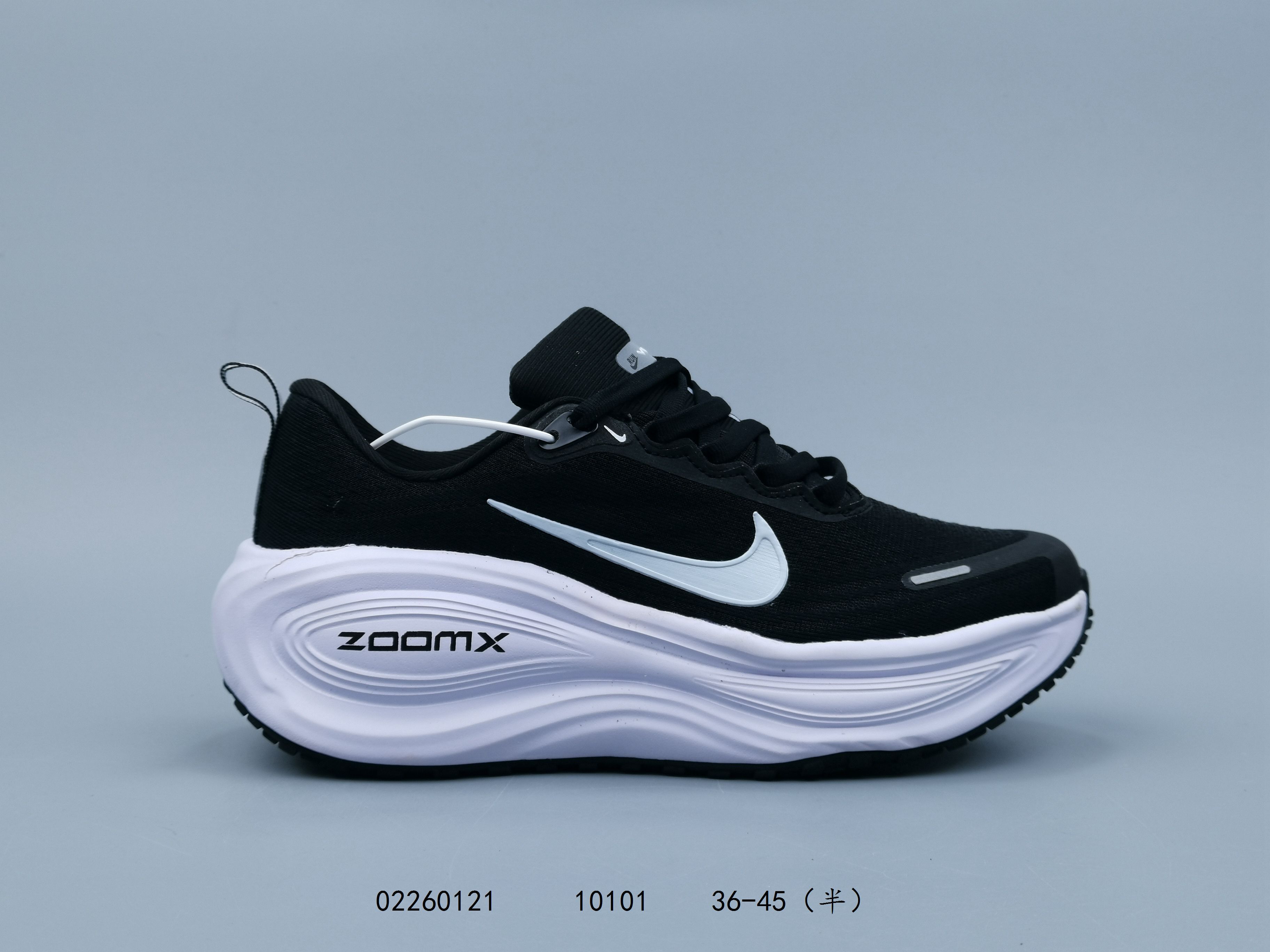 💰110
耐克Nike Vomero Plus 反转Swoosh｜跑鞋圈新王！厚底增高运动跑步鞋 时尚老爹鞋 这双Vomero Plus真的太绝了！反转Swoosh设计超有个性，缓震像踩云一样舒服，性价比吊打HOKA，跑渣必备啊！该鞋款采用创新设计，致敬Nike Run Club标志，并拥有升级的缓震科技，如ZoomX全大底和加厚后跟。中性色美学和3M反光条设计使其适合夜跑。此外，鞋垫内藏马拉松赛道图，鞋舌透气孔排成NRC字样，是耐克首次在跑鞋上使用反向Swoosh。市场预期该鞋款将成为年度断货王，与HOKA等品牌竞争。

货号:  HV8154
尺码:  36-45含半码
编码:  02260121