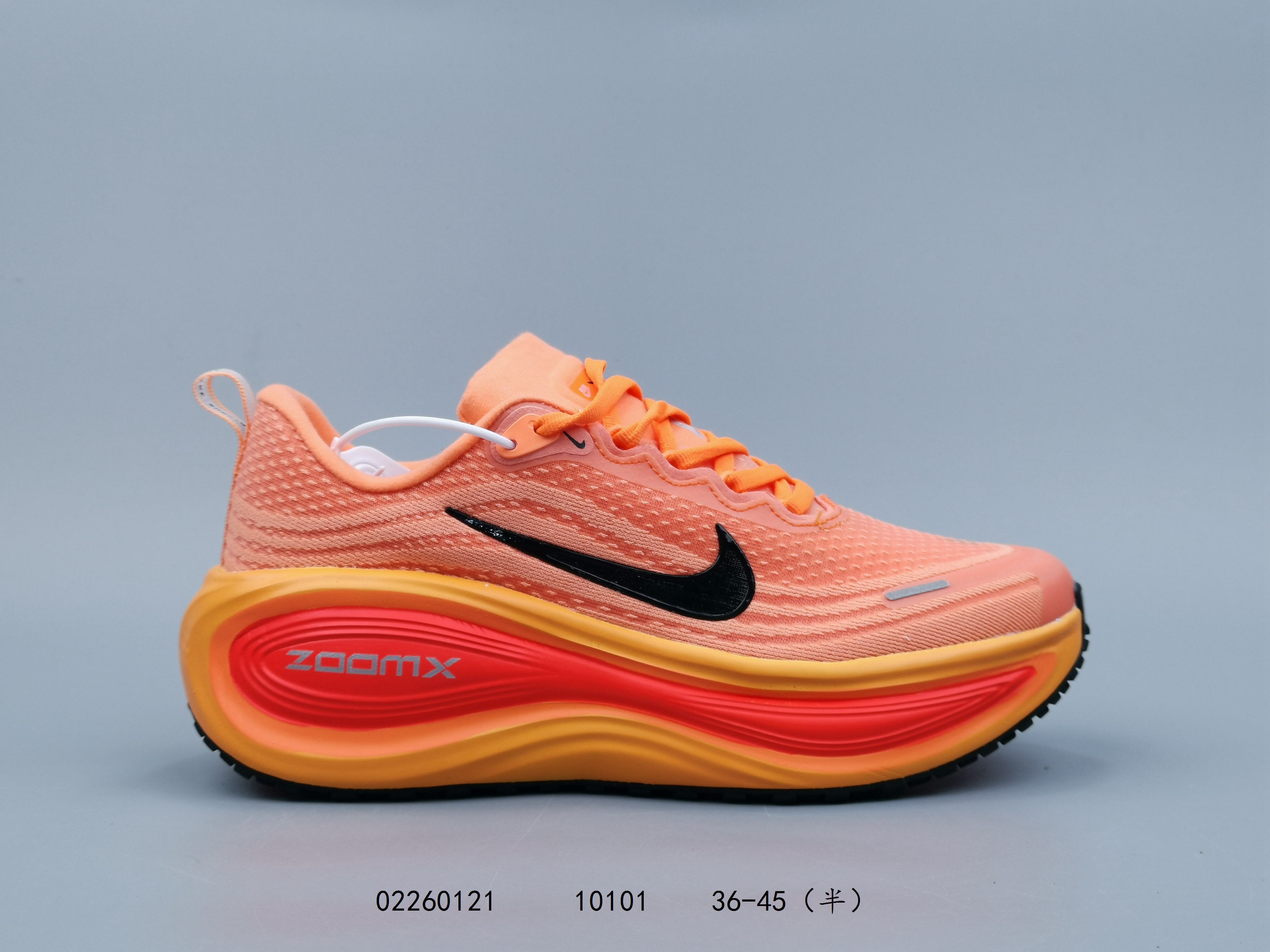 💰110
耐克Nike Vomero Plus 反转Swoosh｜跑鞋圈新王！厚底增高运动跑步鞋 时尚老爹鞋 这双Vomero Plus真的太绝了！反转Swoosh设计超有个性，缓震像踩云一样舒服，性价比吊打HOKA，跑渣必备啊！该鞋款采用创新设计，致敬Nike Run Club标志，并拥有升级的缓震科技，如ZoomX全大底和加厚后跟。中性色美学和3M反光条设计使其适合夜跑。此外，鞋垫内藏马拉松赛道图，鞋舌透气孔排成NRC字样，是耐克首次在跑鞋上使用反向Swoosh。市场预期该鞋款将成为年度断货王，与HOKA等品牌竞争。

货号:  HV8154
尺码:  36-45含半码
编码:  02260121