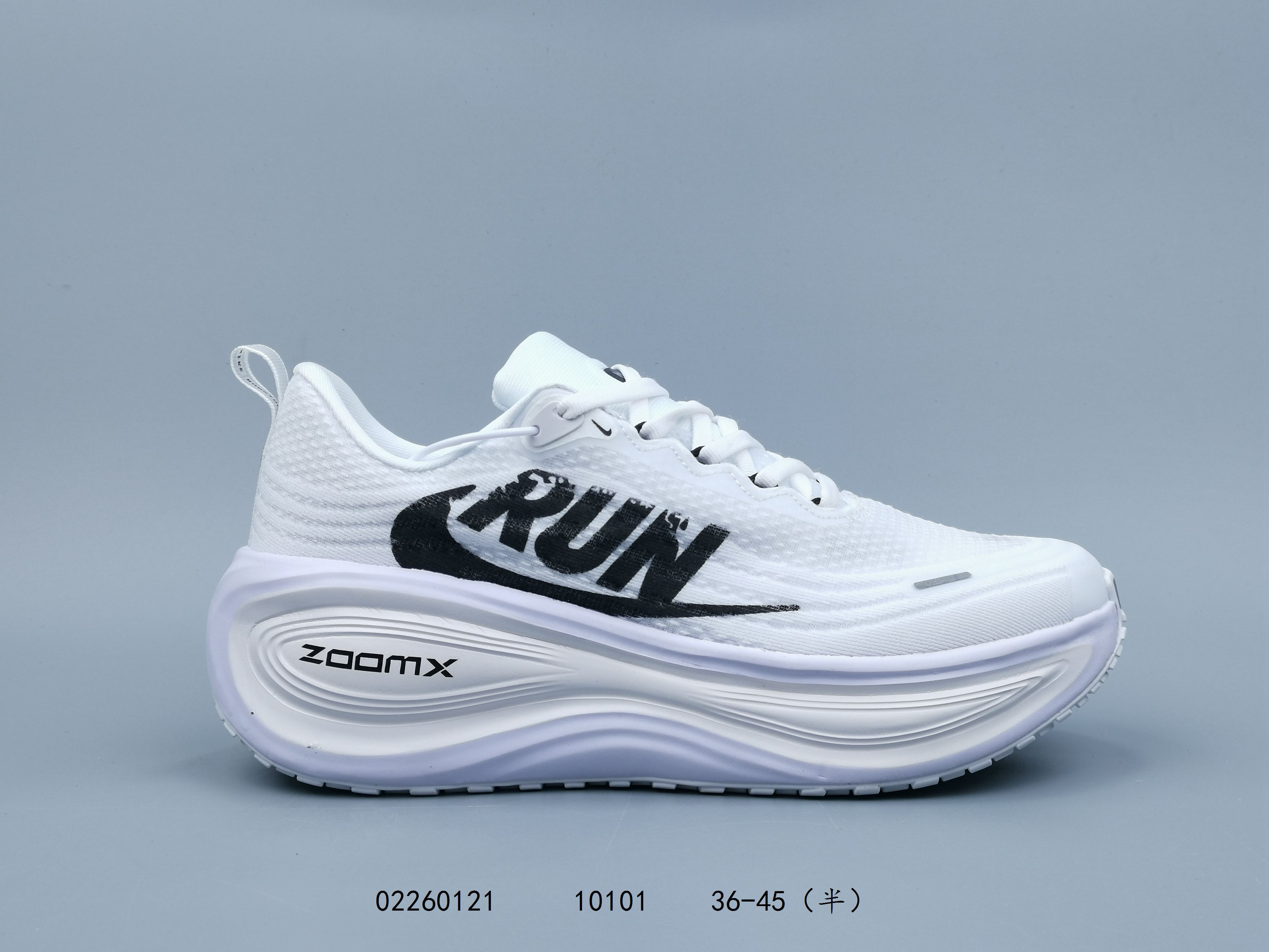 💰110
耐克Nike Vomero Plus 反转Swoosh｜跑鞋圈新王！厚底增高运动跑步鞋 时尚老爹鞋 这双Vomero Plus真的太绝了！反转Swoosh设计超有个性，缓震像踩云一样舒服，性价比吊打HOKA，跑渣必备啊！该鞋款采用创新设计，致敬Nike Run Club标志，并拥有升级的缓震科技，如ZoomX全大底和加厚后跟。中性色美学和3M反光条设计使其适合夜跑。此外，鞋垫内藏马拉松赛道图，鞋舌透气孔排成NRC字样，是耐克首次在跑鞋上使用反向Swoosh。市场预期该鞋款将成为年度断货王，与HOKA等品牌竞争。

货号:  HV8154
尺码:  36-45含半码
编码:  02260121