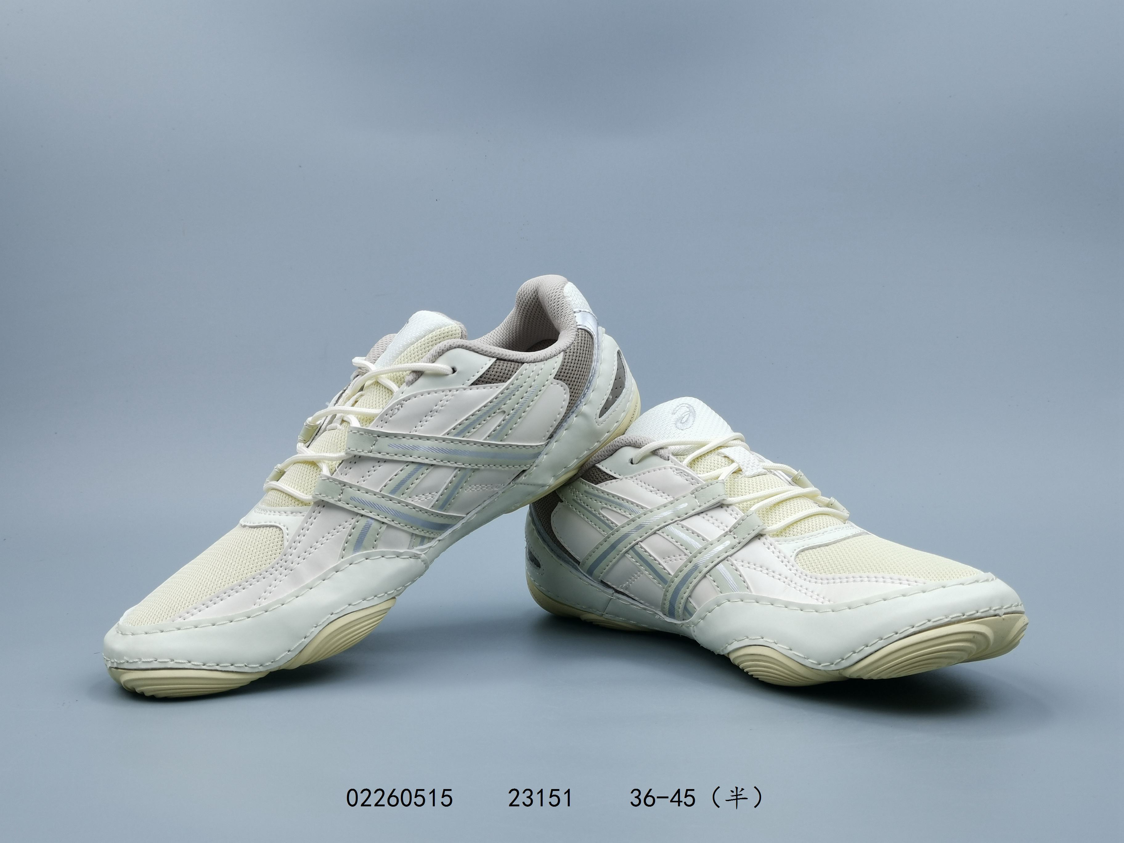 【新品🔥公司级】亚瑟士Hypersync|薄底鞋天花板 休闲复古运动跑步鞋,亚瑟士Hypersync作为品牌今年在薄底鞋品类的主推产品,设计灵感源自摔跤鞋,被视为三宅一生联名款的平替选择.该产品主打宽楦设计与机能薄底,旨在为健身训练及日常通勤提供稳定的脚感反馈.Hypersync采用了对亚洲人脚型友好的宽楦设计,改善了部分品牌(如鬼塚虎)鞋楦过窄导致的挤压感.鞋底厚度控制在1cm,属于典型的机能薄底,内置OrthoLite鞋垫以提供基础的足弓支撑.在回弹表现上,该鞋款反馈一般,整体脚感偏硬,接近赤足鞋的体验.健身训练,硬拉等需要脚底稳定反馈的训练场景,硬质薄底能提供良好的支撑性.日常通勤,宽楦设计提升了长时间行走的舒适度,适合日常搭配. ID:02260515