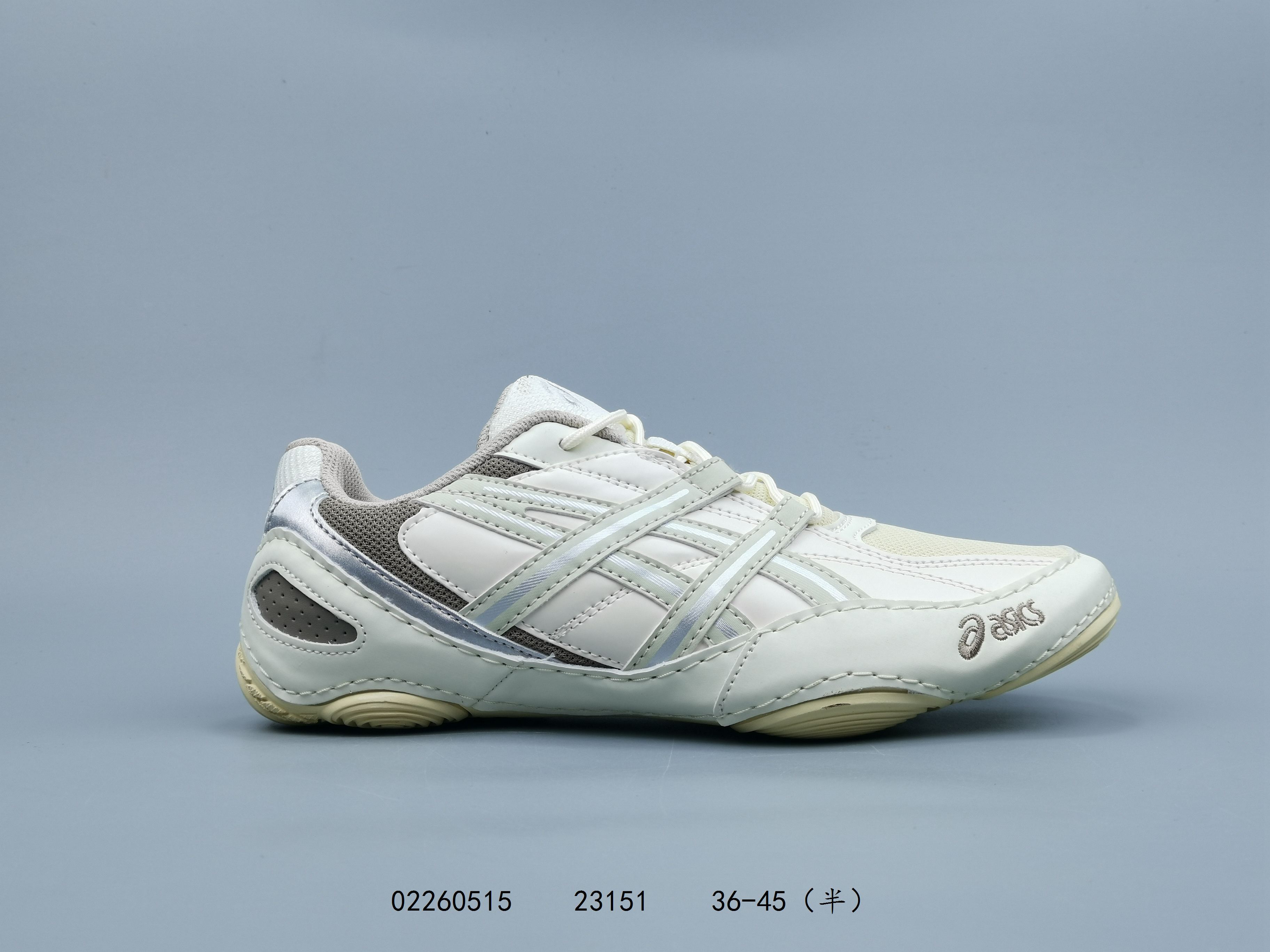 【新品🔥公司级】亚瑟士Hypersync|薄底鞋天花板 休闲复古运动跑步鞋,亚瑟士Hypersync作为品牌今年在薄底鞋品类的主推产品,设计灵感源自摔跤鞋,被视为三宅一生联名款的平替选择.该产品主打宽楦设计与机能薄底,旨在为健身训练及日常通勤提供稳定的脚感反馈.Hypersync采用了对亚洲人脚型友好的宽楦设计,改善了部分品牌(如鬼塚虎)鞋楦过窄导致的挤压感.鞋底厚度控制在1cm,属于典型的机能薄底,内置OrthoLite鞋垫以提供基础的足弓支撑.在回弹表现上,该鞋款反馈一般,整体脚感偏硬,接近赤足鞋的体验.健身训练,硬拉等需要脚底稳定反馈的训练场景,硬质薄底能提供良好的支撑性.日常通勤,宽楦设计提升了长时间行走的舒适度,适合日常搭配. ID:02260515
