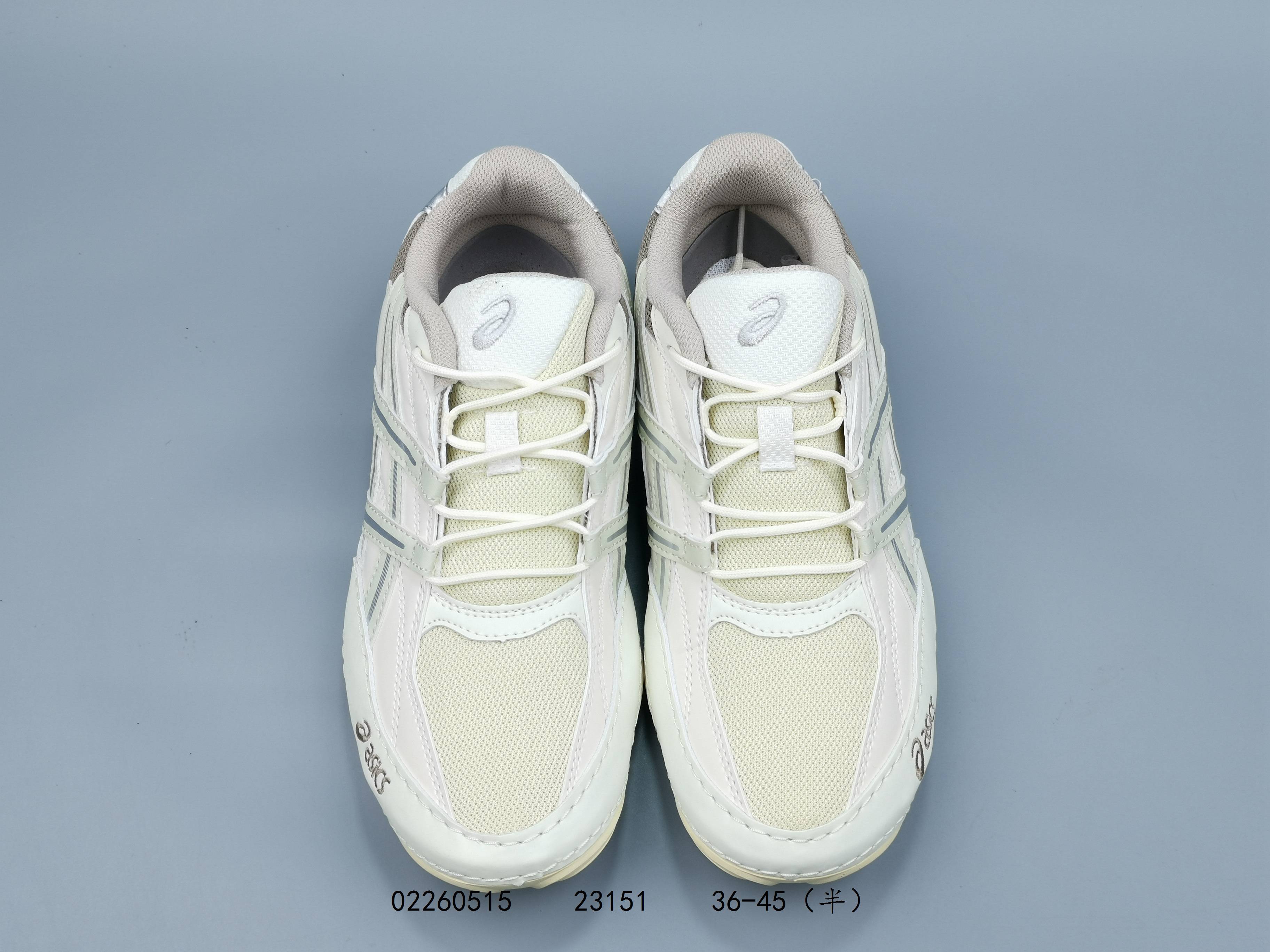 【新品🔥公司级】亚瑟士Hypersync|薄底鞋天花板 休闲复古运动跑步鞋,亚瑟士Hypersync作为品牌今年在薄底鞋品类的主推产品,设计灵感源自摔跤鞋,被视为三宅一生联名款的平替选择.该产品主打宽楦设计与机能薄底,旨在为健身训练及日常通勤提供稳定的脚感反馈.Hypersync采用了对亚洲人脚型友好的宽楦设计,改善了部分品牌(如鬼塚虎)鞋楦过窄导致的挤压感.鞋底厚度控制在1cm,属于典型的机能薄底,内置OrthoLite鞋垫以提供基础的足弓支撑.在回弹表现上,该鞋款反馈一般,整体脚感偏硬,接近赤足鞋的体验.健身训练,硬拉等需要脚底稳定反馈的训练场景,硬质薄底能提供良好的支撑性.日常通勤,宽楦设计提升了长时间行走的舒适度,适合日常搭配. ID:02260515