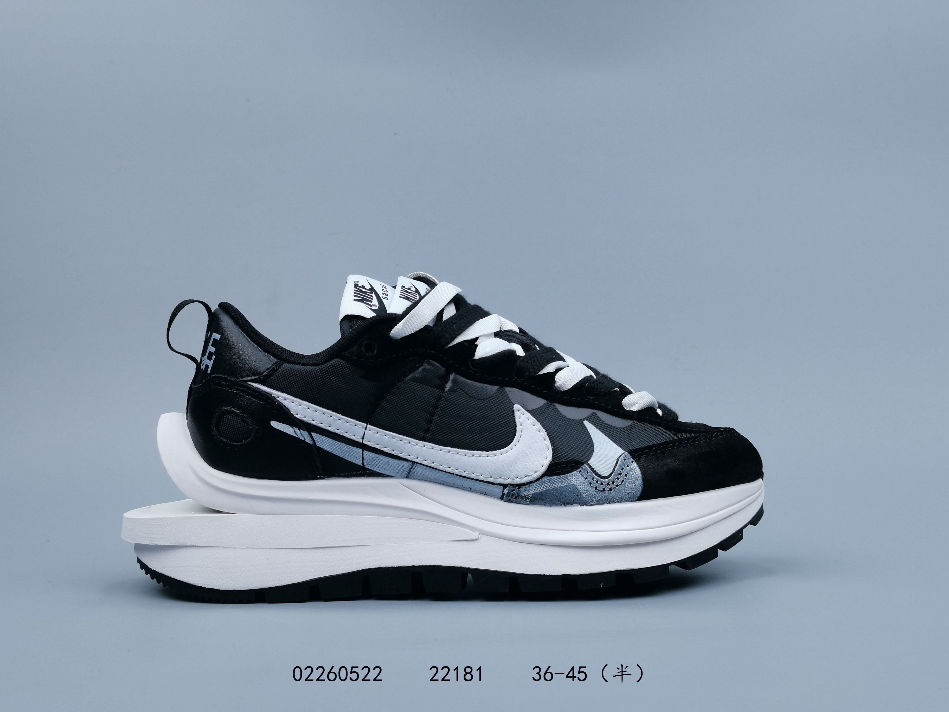 耐克 Sacai X NIKe vaporWaffle 华夫三代3.0 走秀重磅联名款运动鞋.鞋款由Pegasus与VaporFly两款鞋型的设计元素共同构建,鞋身材质由翻毛皮和透气网布共同打造.熟悉的解构手法、重叠Swoosh、双重鞋舌、鞋带以及后跟SACAI字体都悉数保留,最大亮点在于,本次鞋底变本加厉,层数更多!简直和巴黎世家的TripleS有一拼,增高效果妥妥的. 类型:男女鞋 货号:CV1363 100 编码:02260522