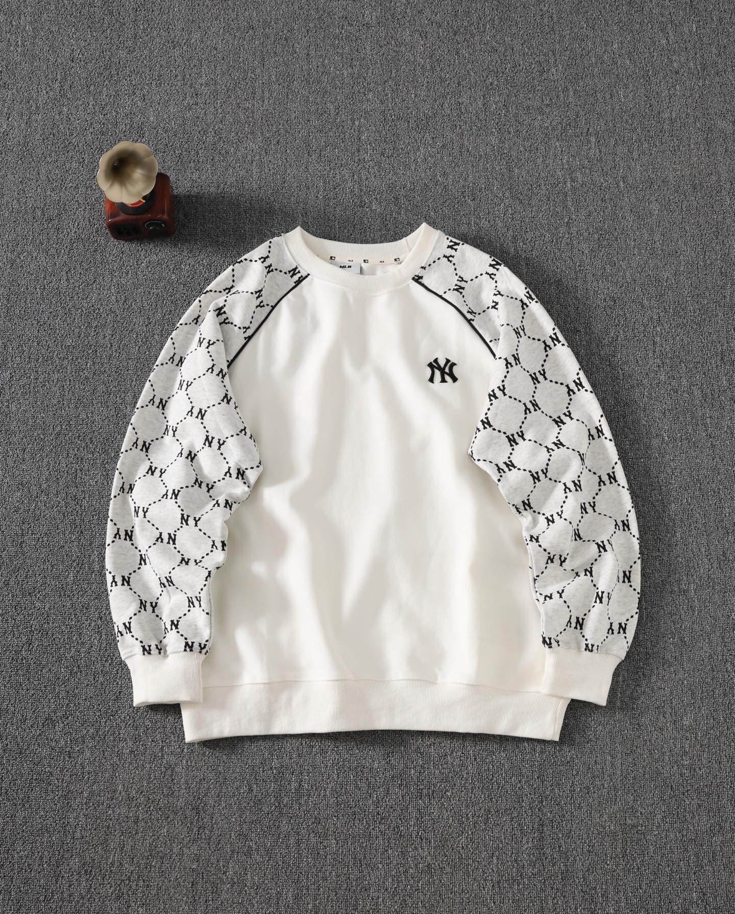 🛒150💰『常熟纯原高端货』✅每日新品上新,质量品质放心,三标齐全版本,MLB新款刺绣圆领卫衣
三标齐全,三联吊卡,吊牌可以扫码验证,一衣一码!原厂包装!领口压条保证舒适性!高端品质2025MLB/NY情侣圆领卫衣高端品质 专柜1:1同步发售 ,最大穿到200斤!
面料采用380克纯棉毛圈,上身亲肤舒适,且不起球不变形, 胸前精密刺绣包括后背印花点缀,绝不放过一处细节,质量没得说。
全部无滤镜实拍 质量完全有保障 男女情侣款百搭必备经典 细节自观 出入专柜无压力男女情侣款宽松版型
区别市面版本,随意对比!
颜色:黑色 白色
尺码:s-2xl图九