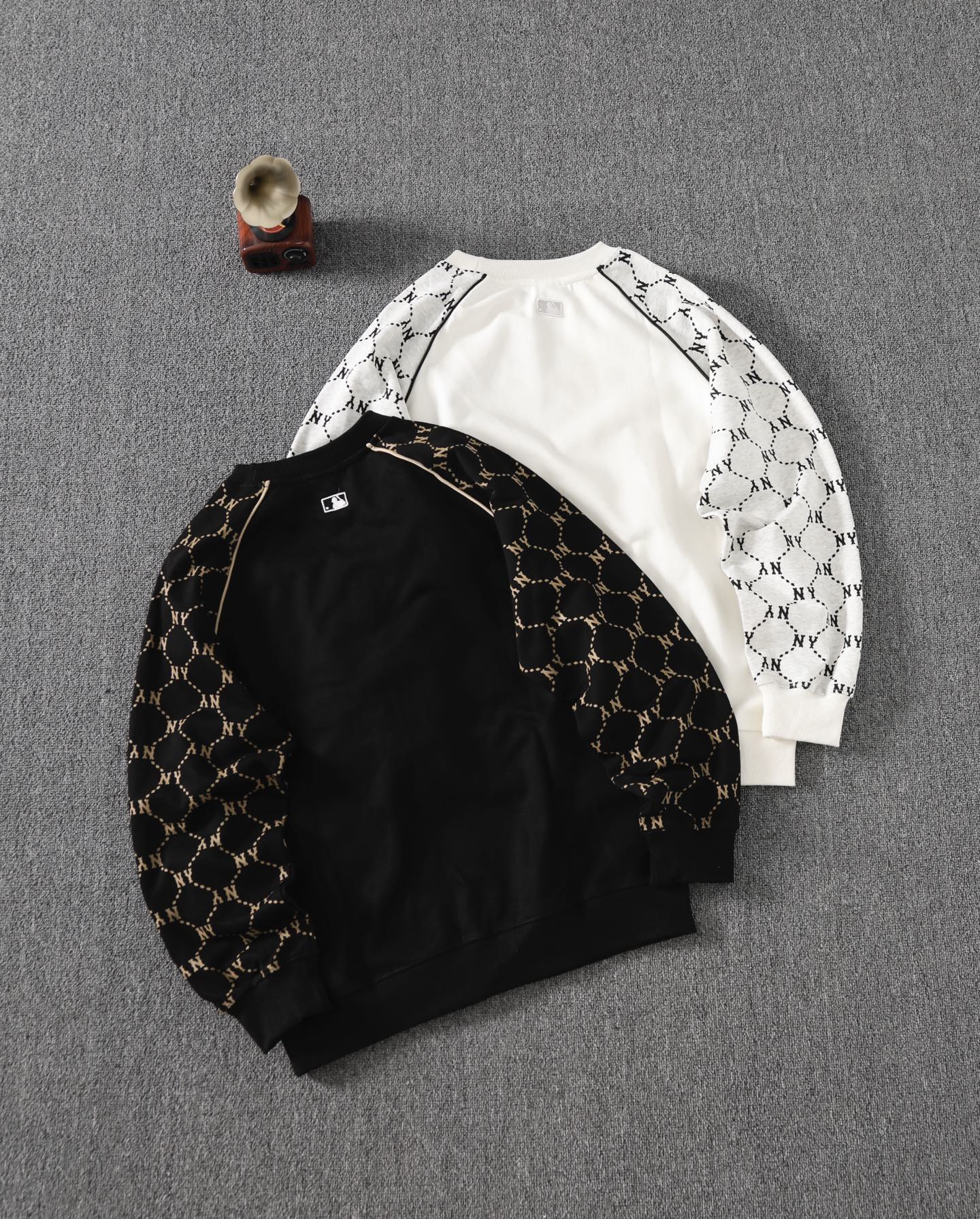 🛒150💰『常熟纯原高端货』✅每日新品上新,质量品质放心,三标齐全版本,MLB新款刺绣圆领卫衣
三标齐全,三联吊卡,吊牌可以扫码验证,一衣一码!原厂包装!领口压条保证舒适性!高端品质2025MLB/NY情侣圆领卫衣高端品质 专柜1:1同步发售 ,最大穿到200斤!
面料采用380克纯棉毛圈,上身亲肤舒适,且不起球不变形, 胸前精密刺绣包括后背印花点缀,绝不放过一处细节,质量没得说。
全部无滤镜实拍 质量完全有保障 男女情侣款百搭必备经典 细节自观 出入专柜无压力男女情侣款宽松版型
区别市面版本,随意对比!
颜色:黑色 白色
尺码:s-2xl图九