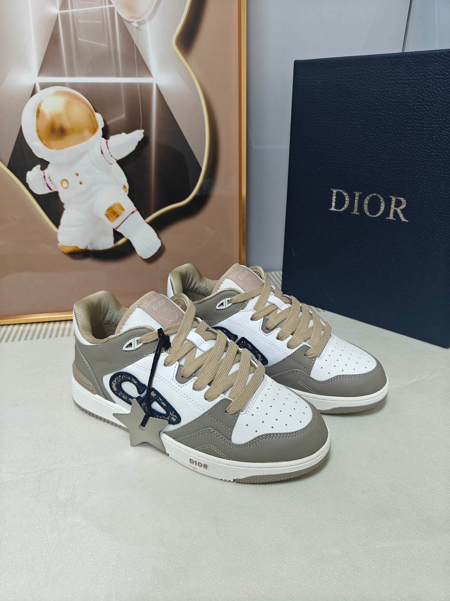 NO:705662,[[Fireworks][Fireworks][Fireworks] Dior’s blockbuster B57 new product in the 2025 spring men’s wear series reinterprets basketball shoe design and becomes Dior  A timeless piece. Crafted from smooth black and white calfskin leather with a leather CD logo displayed on the side. Featured details on the tongue, sole and back add to the style, while eyelet detailing, topstitching and rubber panels accentuate the sporty edge. Features a two-tone rubber sole that can be paired with a variety of outfits for a refined look. Size 35-47 Black and white smooth calfskin Beige and black Oblique printed CD logo on the sides Dior tongue  B57 logo CD logo on heel Mid-top Padded upper Lace-up closure with two-tone CD logo eyelets Eyelet detail on toe Mesh fabric lining White and gray rubber outsole with Dior logo Side seam construction,casual/sneakers,dior,dior,sneakers,cowhide19860909[[ 烟花][烟花][烟花]迪奥重磅款B57 二零二五春季男装系列新品 重新诠释篮球鞋设计,成为 Dior 的经典单品.采用黑色和白色光滑牛皮革精心制作,侧面显示皮革CD标志.鞋舌、鞋底和后侧饰以各种特色细节提升格调,而孔眼细节、缉面线和橡胶镶片更是突显其运动风格的动感魅力.带有双色橡胶鞋底,可搭配各式服饰,打造精致造型. 码数35-47 黑色和白色光滑牛皮革 侧面饰以米色和黑色 Oblique 印花 CD 标志 鞋舌饰以 Dior B57 标志 鞋跟饰以 CD 标志 中帮 加垫鞋帮 系带开合搭配双色 CD 标志孔眼 鞋头孔眼细节 网眼织物里料 白色和灰色橡胶外底搭配 Dior 标志 侧面缝线拼接结构,休闲鞋/运动鞋,dior,dior,sneakers,cowhide,Women's Shoes