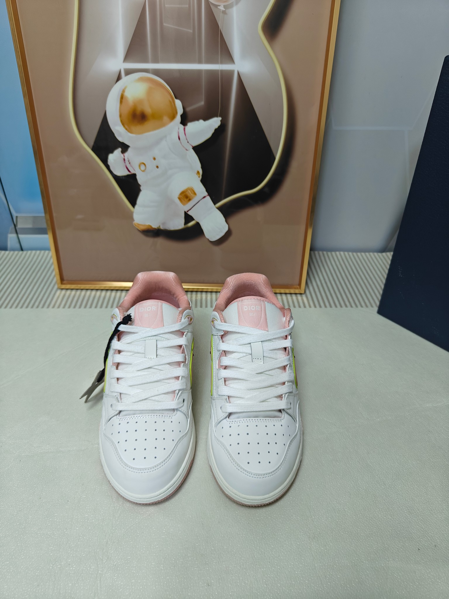 NO:789748,Top version!  [Fireworks][Fireworks][Fireworks] Dior's blockbuster B57 new product in the 2025 spring men's wear series reinterprets basketball shoe design and becomes Dior  A timeless piece. Crafted from smooth black and white calfskin leather with a leather CD logo displayed on the side. Featured details on the tongue, sole and back add to the style, while eyelet detailing, topstitching and rubber panels accentuate the sporty edge. Features a two-tone rubber sole that can be paired with a variety of outfits for a refined look. Size 35-47 Black and white smooth calfskin Beige and black Oblique printed CD logo on the sides Dior tongue  B57 logo CD logo on heel Mid-top Padded upper Lace-up closure with two-tone CD logo eyelets Eyelet detail on toe Mesh fabric lining White and gray rubber outsole with Dior logo Side seam construction,casual/sneakers,dior,dior,sneakers,cowhide19860909顶级版本！ [烟花][烟花][烟花]迪奥重磅款B57 二零二五春季男装系列新品 重新诠释篮球鞋设计,成为 Dior 的经典单品.采用黑色和白色光滑牛皮革精心制作,侧面显示皮革CD标志.鞋舌、鞋底和后侧饰以各种特色细节提升格调,而孔眼细节、缉面线和橡胶镶片更是突显其运动风格的动感魅力.带有双色橡胶鞋底,可搭配各式服饰,打造精致造型. 码数35-47 黑色和白色光滑牛皮革 侧面饰以米色和黑色 Oblique 印花 CD 标志 鞋舌饰以 Dior B57 标志 鞋跟饰以 CD 标志 中帮 加垫鞋帮 系带开合搭配双色 CD 标志孔眼 鞋头孔眼细节 网眼织物里料 白色和灰色橡胶外底搭配 Dior 标志 侧面缝线拼接结构,休闲鞋/运动鞋,dior,dior,sneakers,cowhide,Women's Shoes