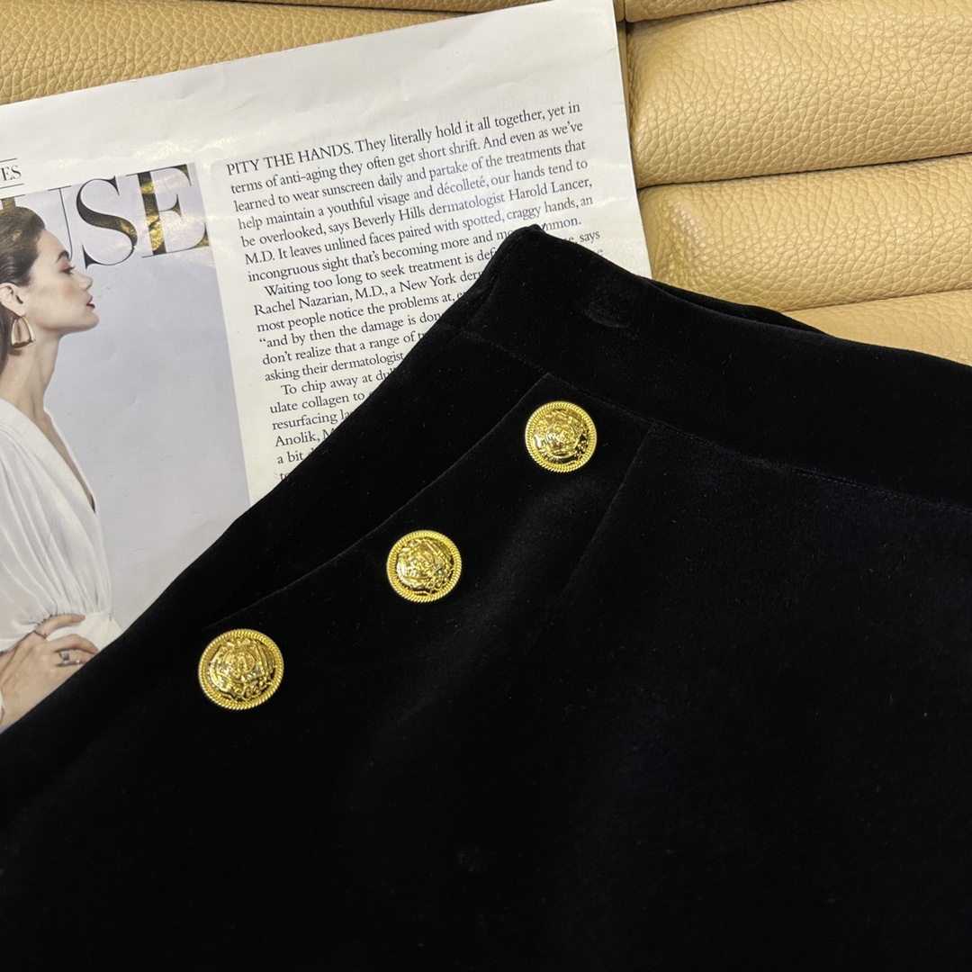 “Balman Autumn Female Suit with Chained Velvet Shorts and Gold Buttons” - 图片 3