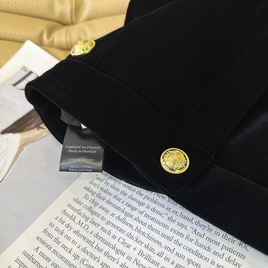 “Balman Autumn Female Suit with Chained Velvet Shorts and Gold Buttons” - 图片 8