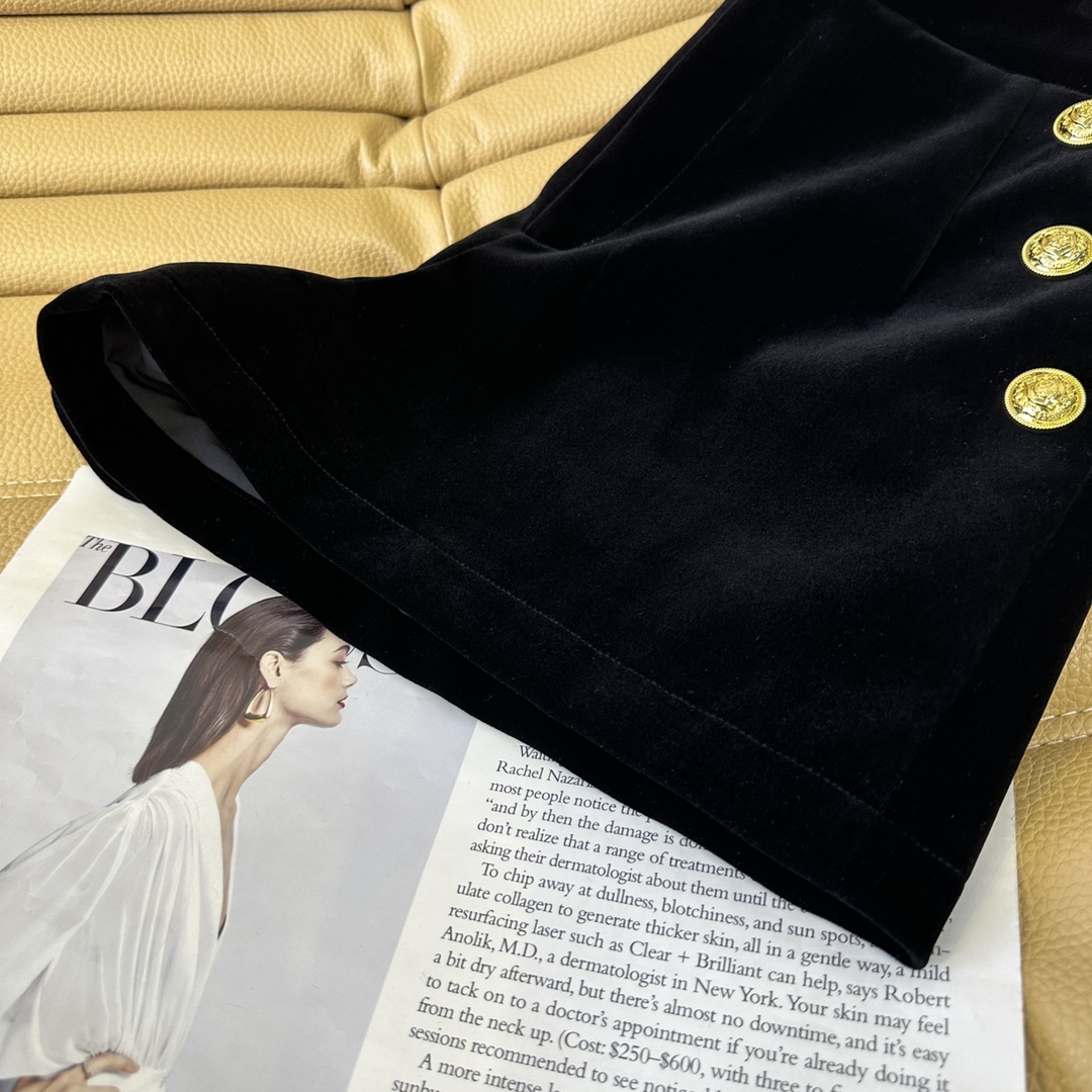 “Balman Autumn Female Suit with Chained Velvet Shorts and Gold Buttons” - 图片 6