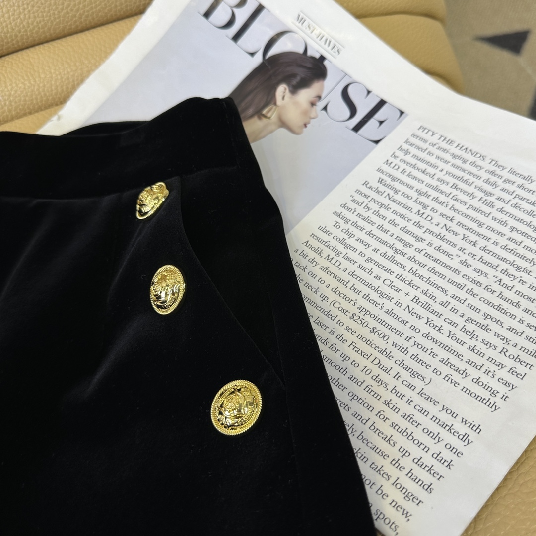 “Balman Autumn Female Suit with Chained Velvet Shorts and Gold Buttons” - 图片 4