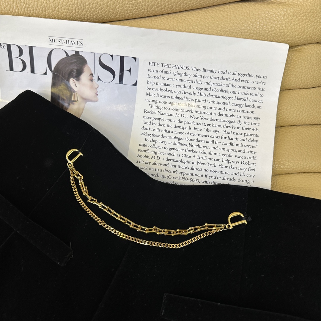 “Balman Autumn Female Suit with Chained Velvet Shorts and Gold Buttons” - 图片 7