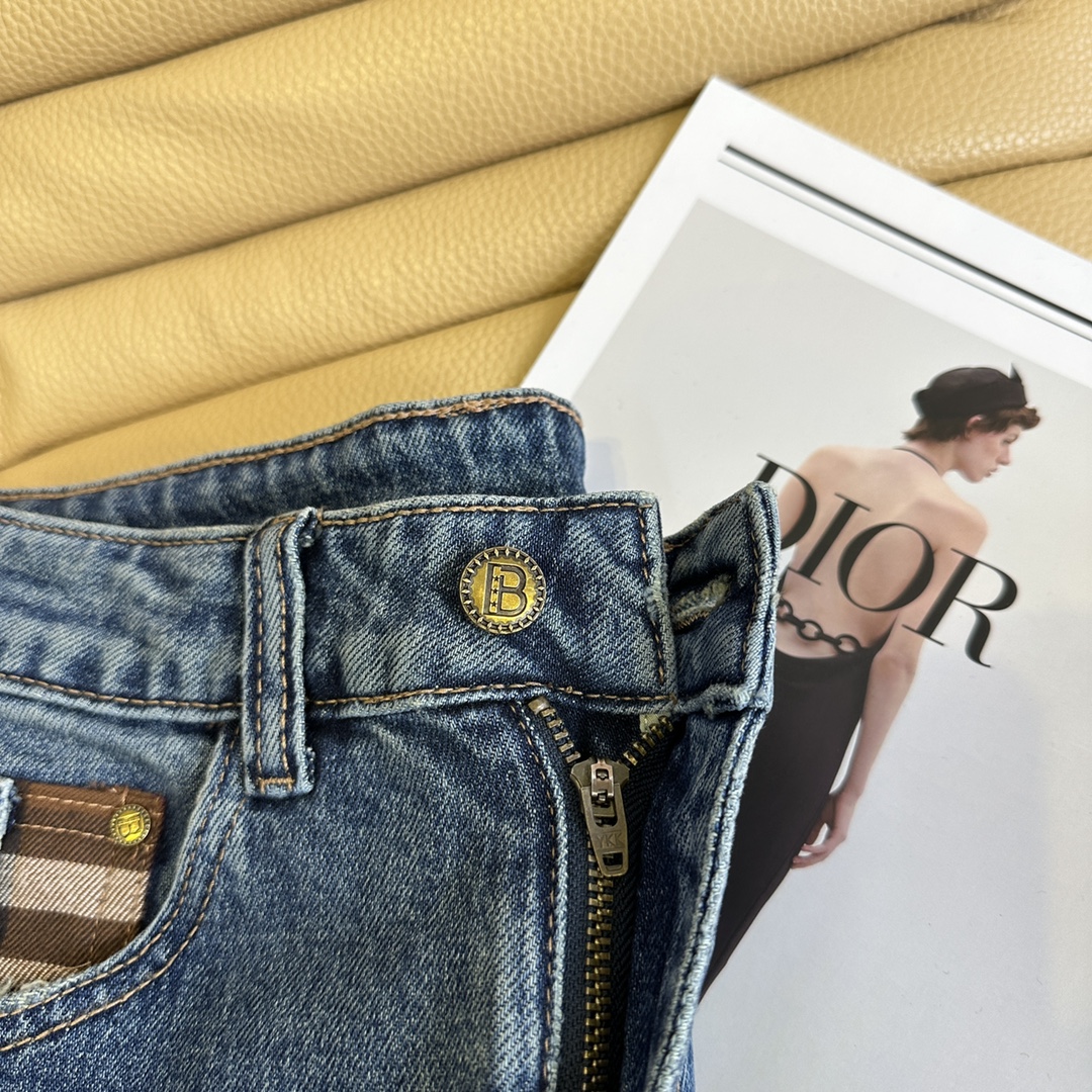“Packaged Single-Size Female Suit: 24 New Pairs of Stylish Barberly Cosmopolitan Jeans” - 图片 5
