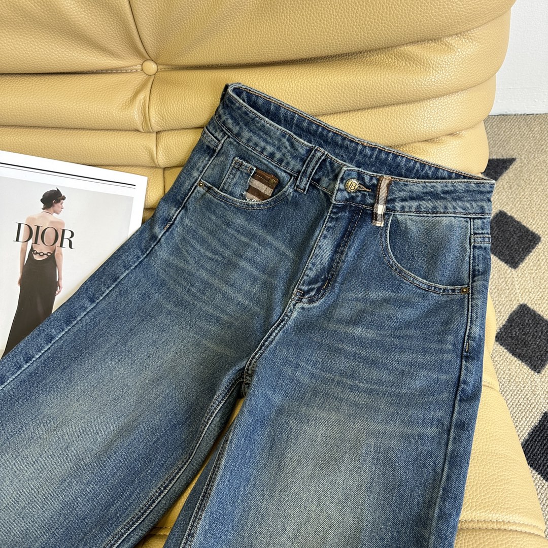“Packaged Single-Size Female Suit: 24 New Pairs of Stylish Barberly Cosmopolitan Jeans” - 图片 2